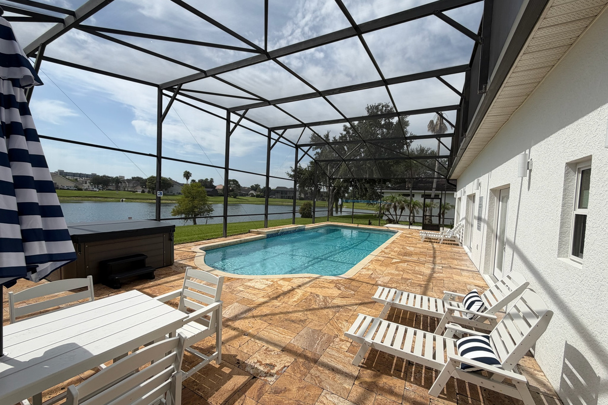 Large Stunning Pool with a real Hut Tub overlooking the lake