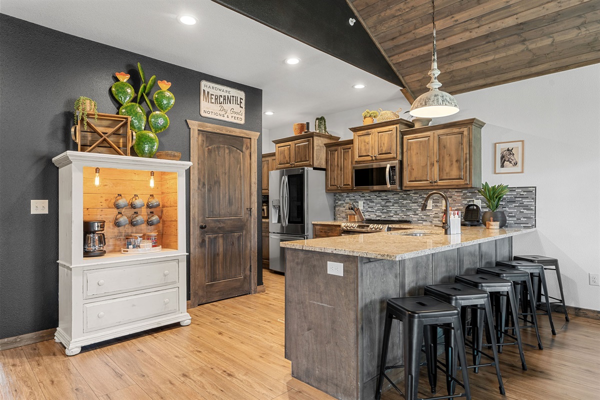 🍳 Fully stocked kitchen with island seating—flows right into the cozy living area