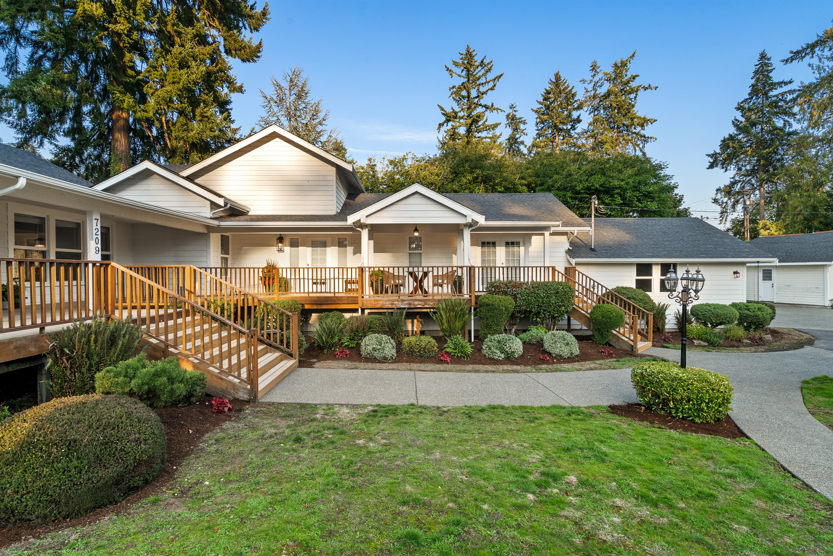 Front entry wider view of the quintessential cottage and pristine grounds.