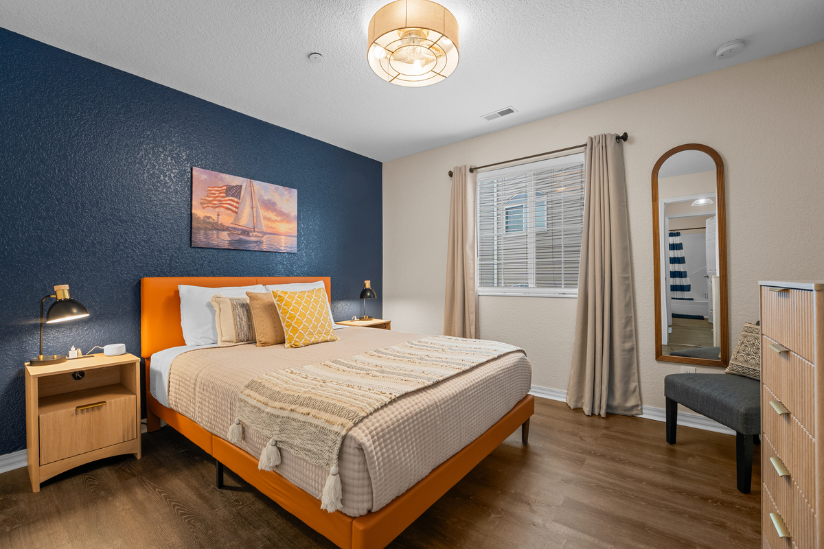 Bedroom 2 (Queen bed)