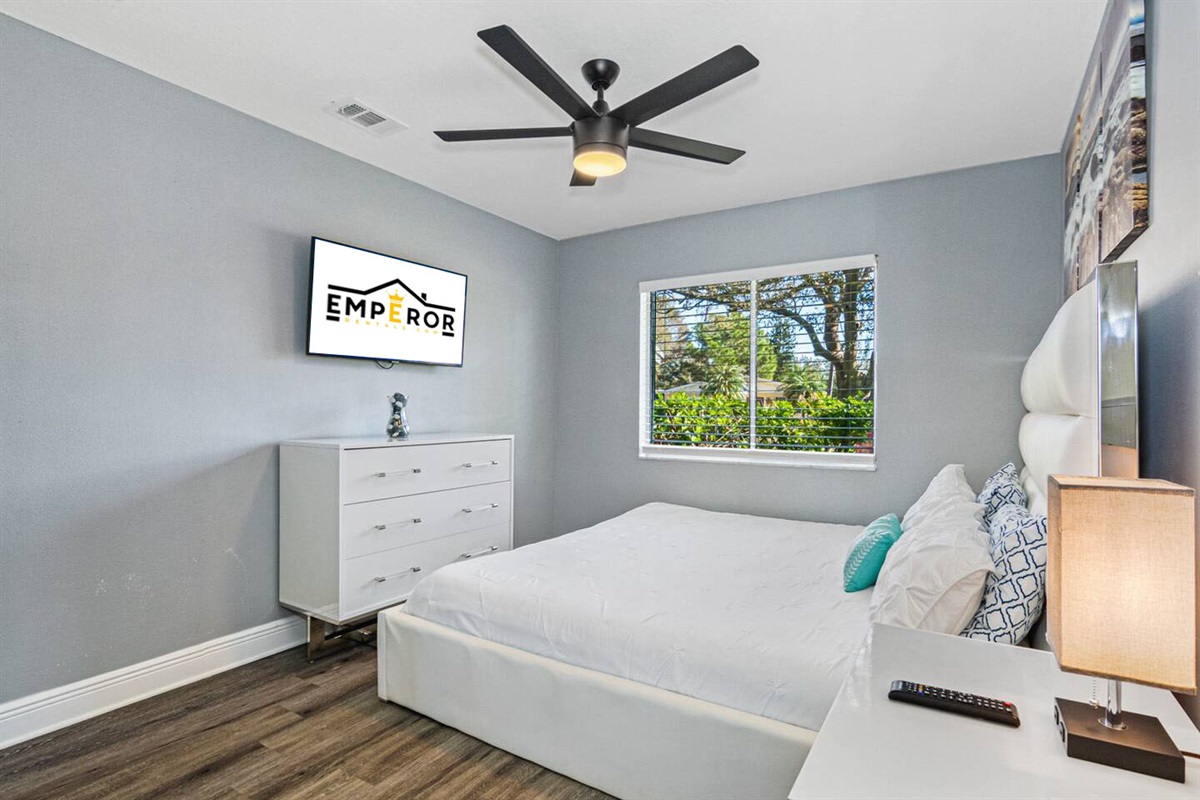 Relax after a long day of activities with family and friends. Have an amazing sleep in this beautiful room that has a queen-size bed, TV, drawers, and closet. Send us a message if you have any questions regarding the property.