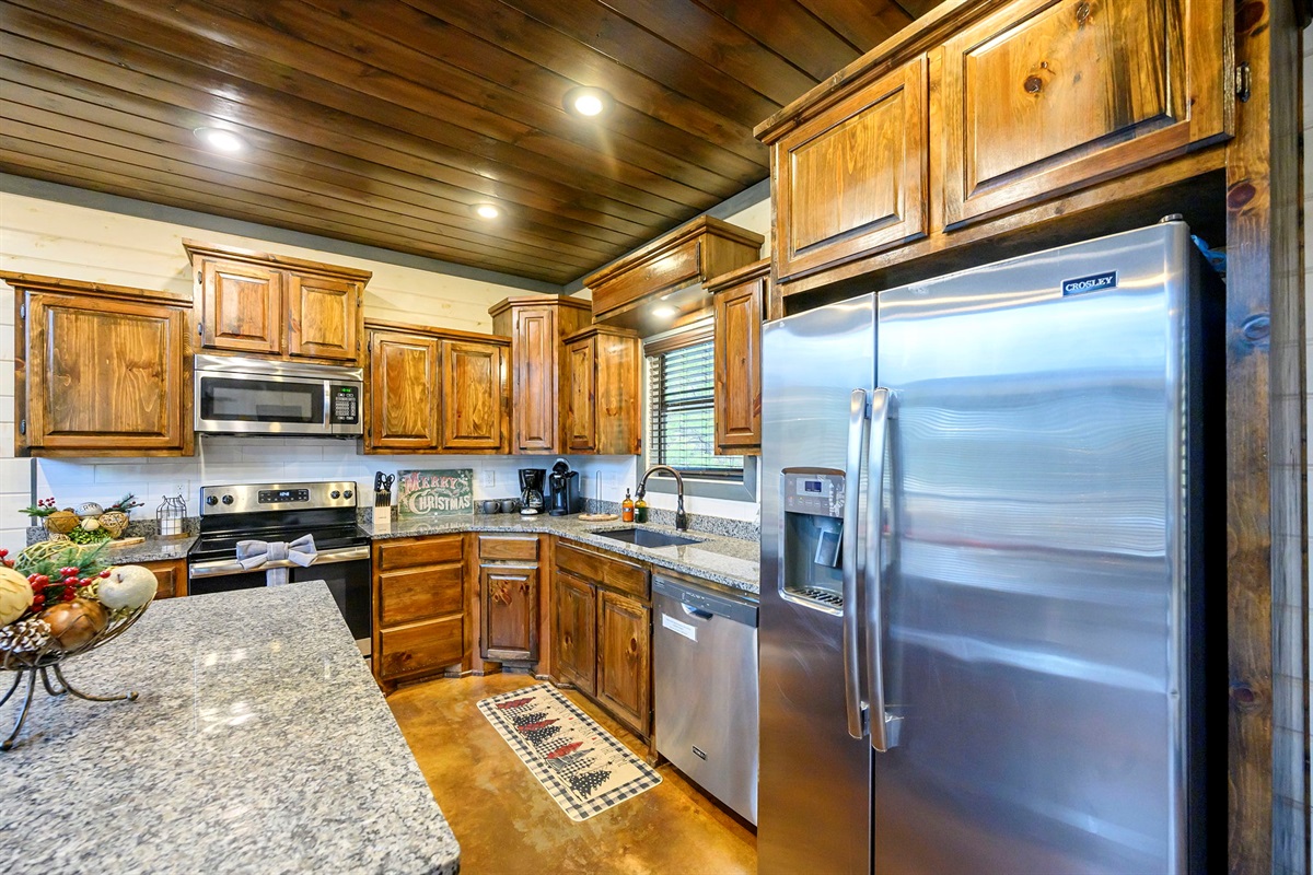 The kitchen and dining area at Round Here Buzz is made for connection and good food 🍽️✨ Cook up your favorites, gather around the table, laugh, snack, and make memories that feel like home. Cheers to great meals and even better company 🥂🌲 