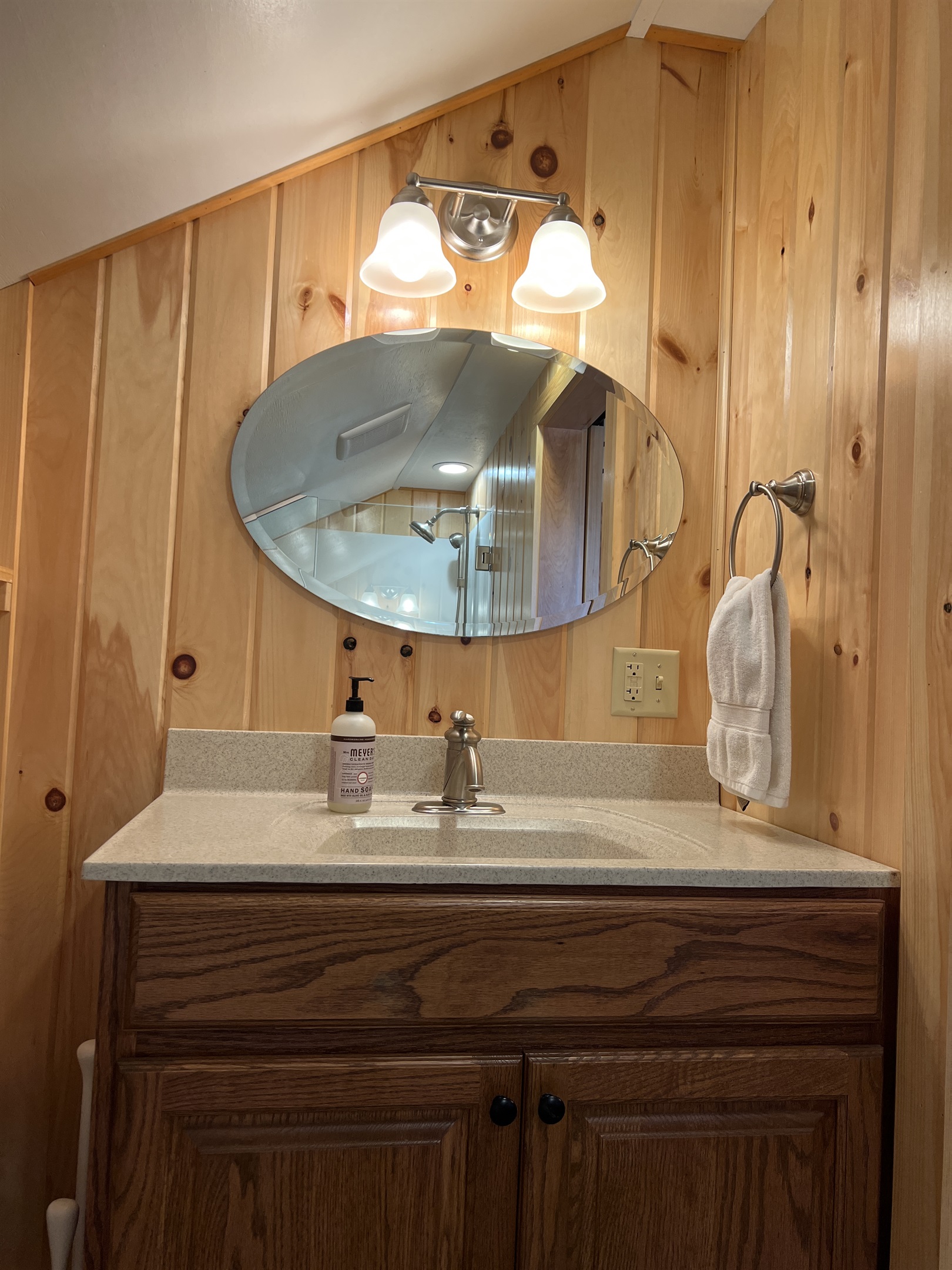 Primary queen bedroom ensuite bathroom