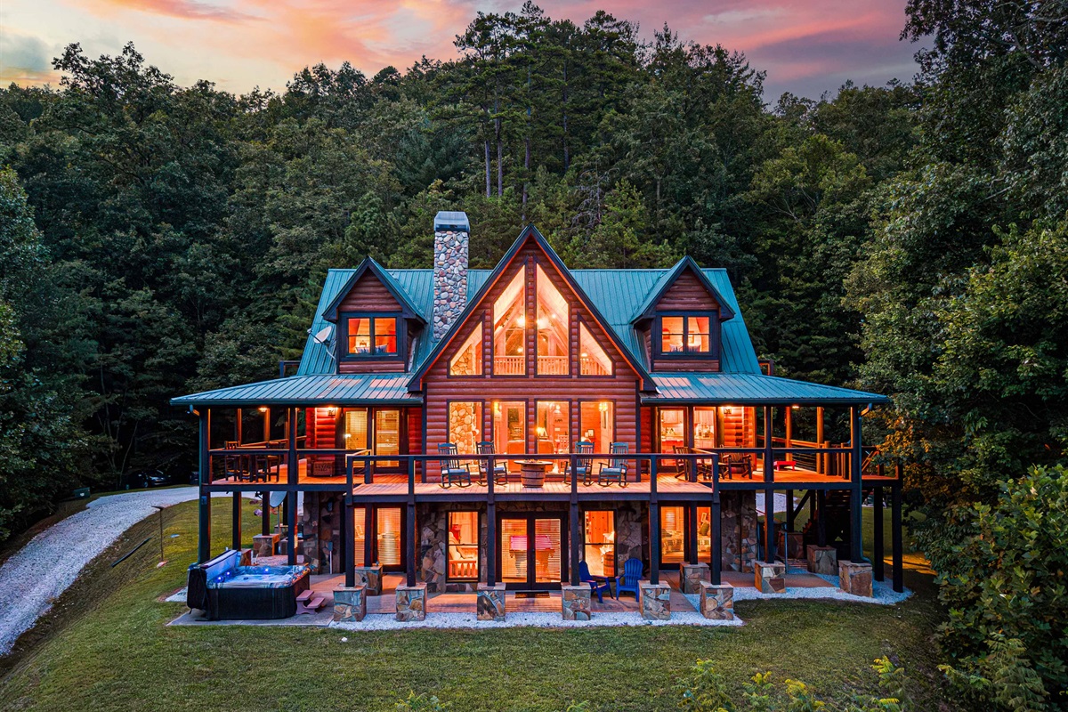 Exterior Retreat: Embrace nature at this stunning lodge with sweeping mountain views!