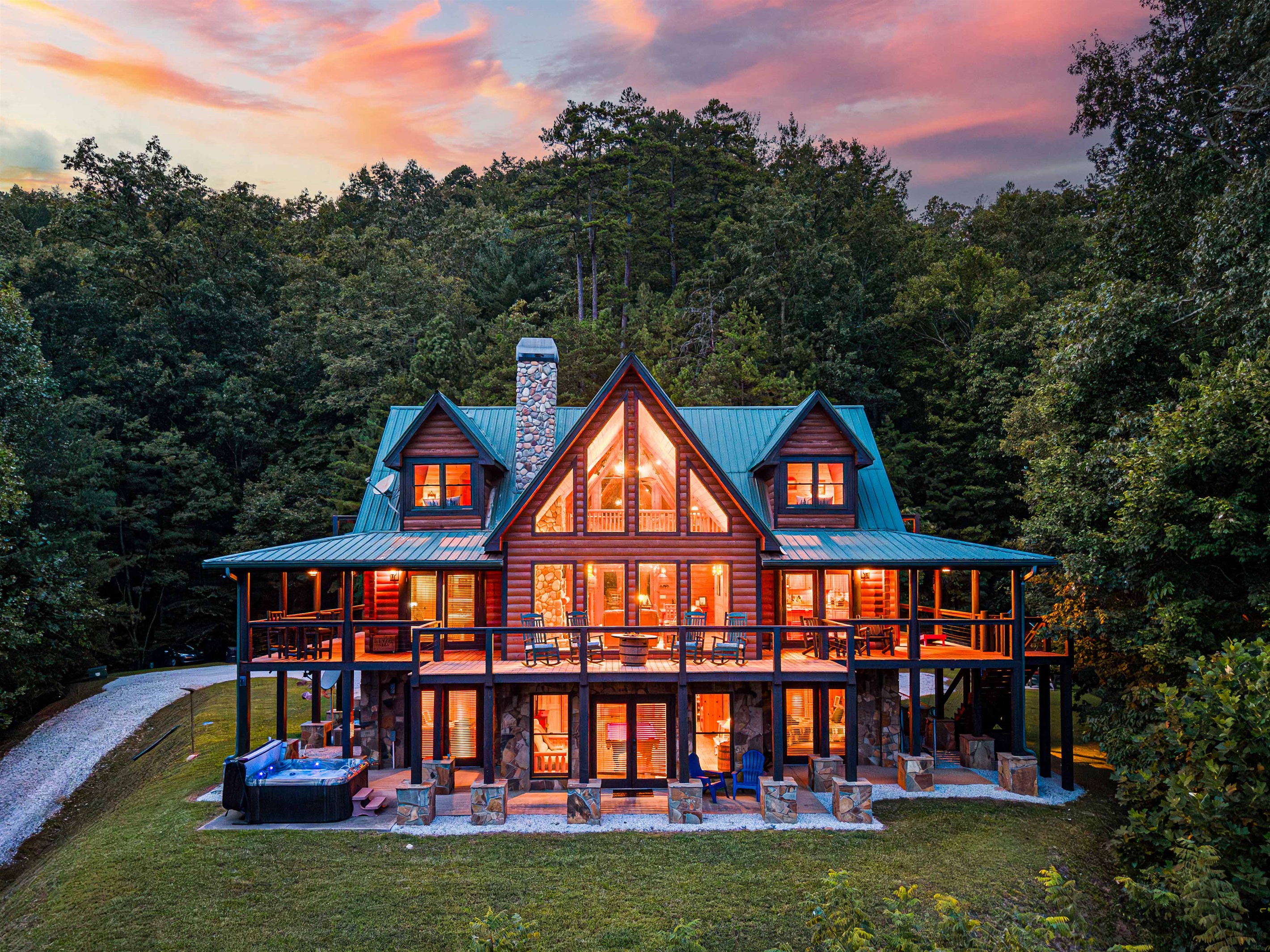 Exterior Retreat: Embrace nature at this stunning lodge with sweeping mountain views!