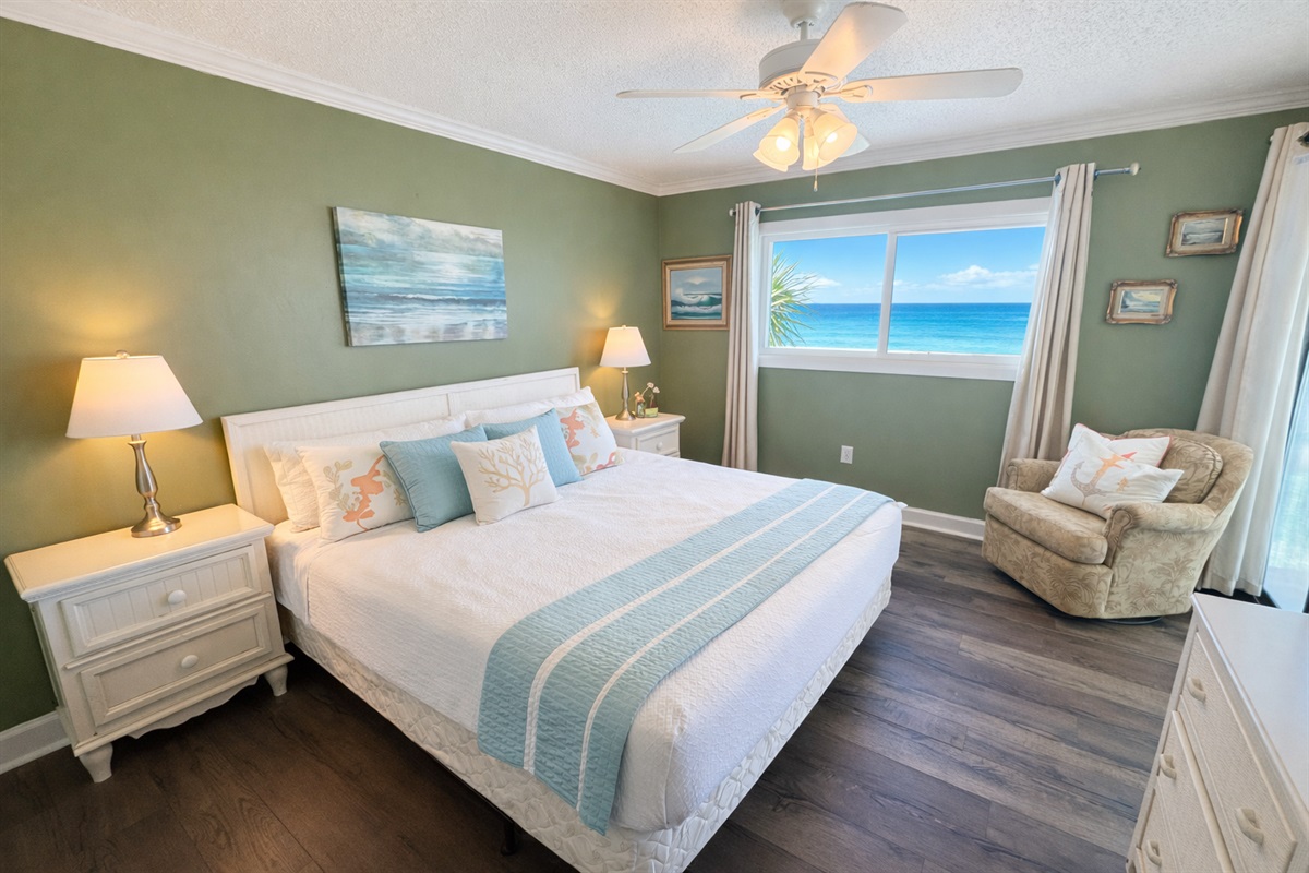 Master bedroom with king size bed and ocean view!