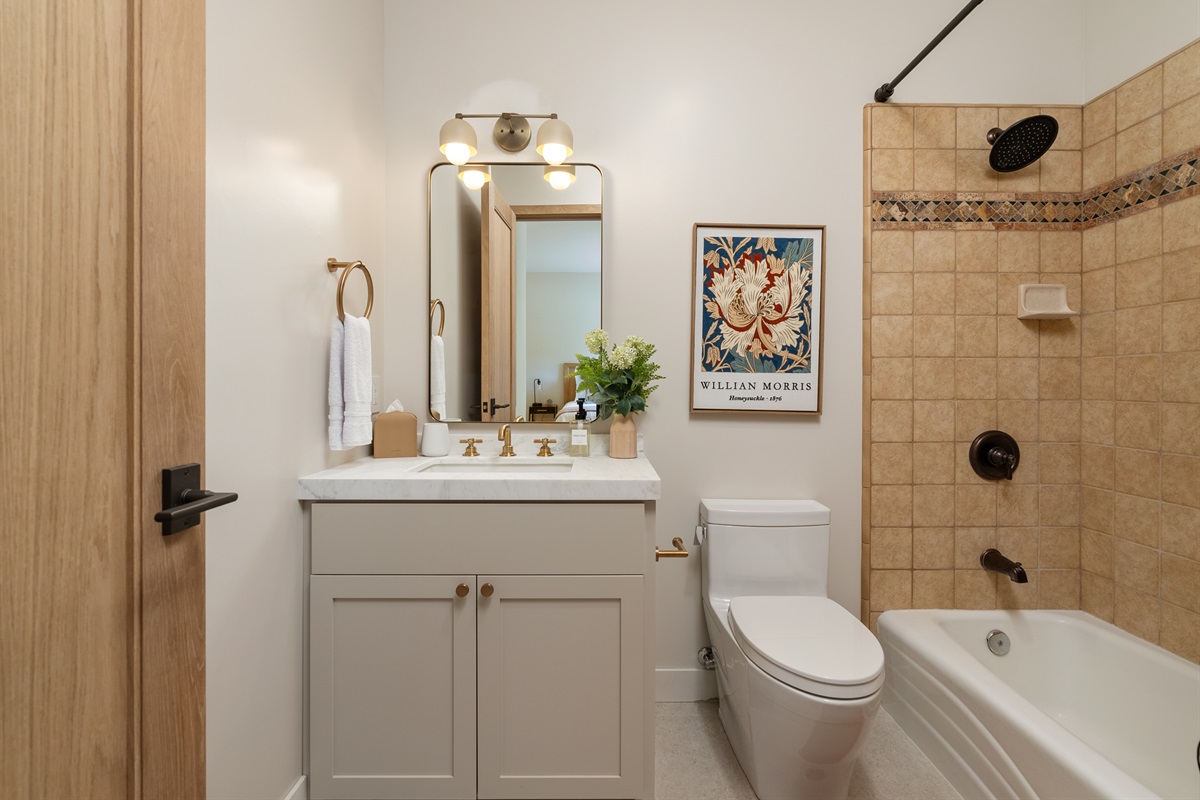 Downstairs ensuite bathroom