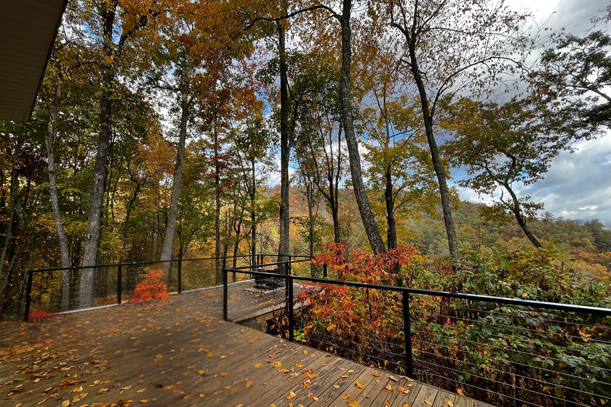 Fall at Wrigs Ridge is pure mountain magic- vibrant leaves, crisp air, and colorful views from the deck that make you want to stay a little longer.