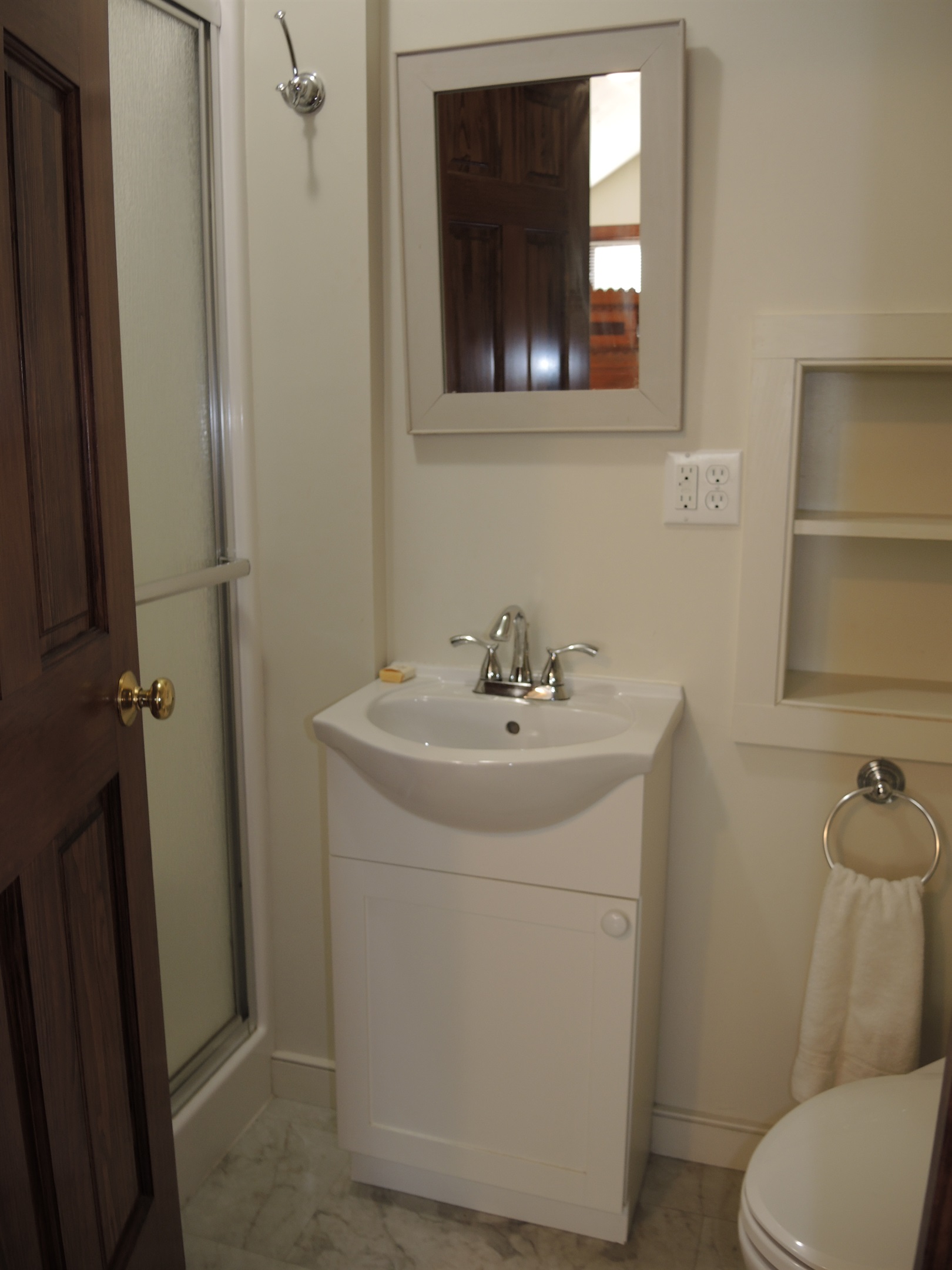 Queen Bedroom w/ ensuite bathroom
