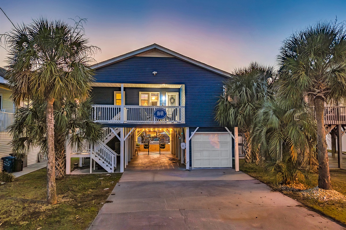 Large, spacious driveway with free parking up to 6 cars!