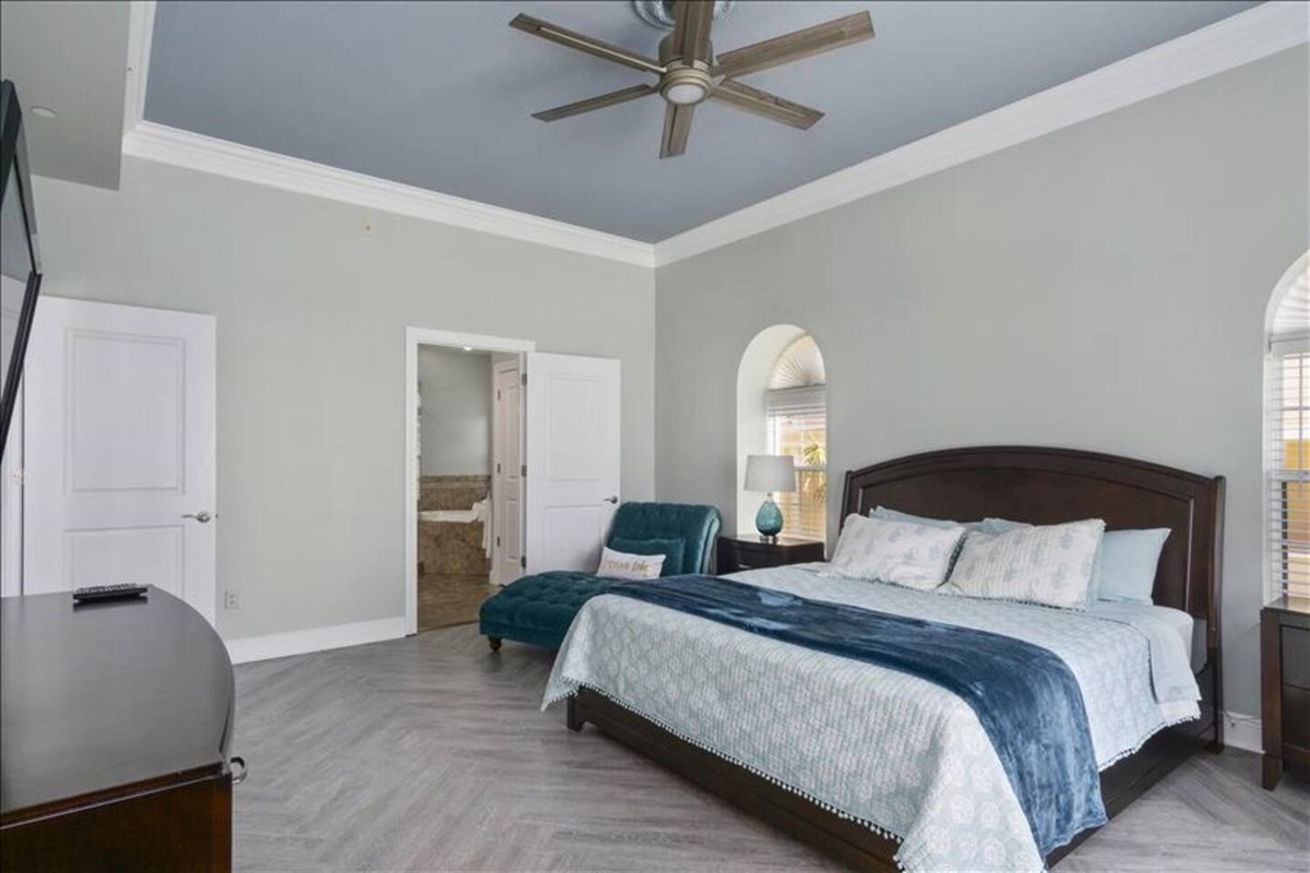 Master suite - king bed with attached bathroom and magnificent views of the BEACH!