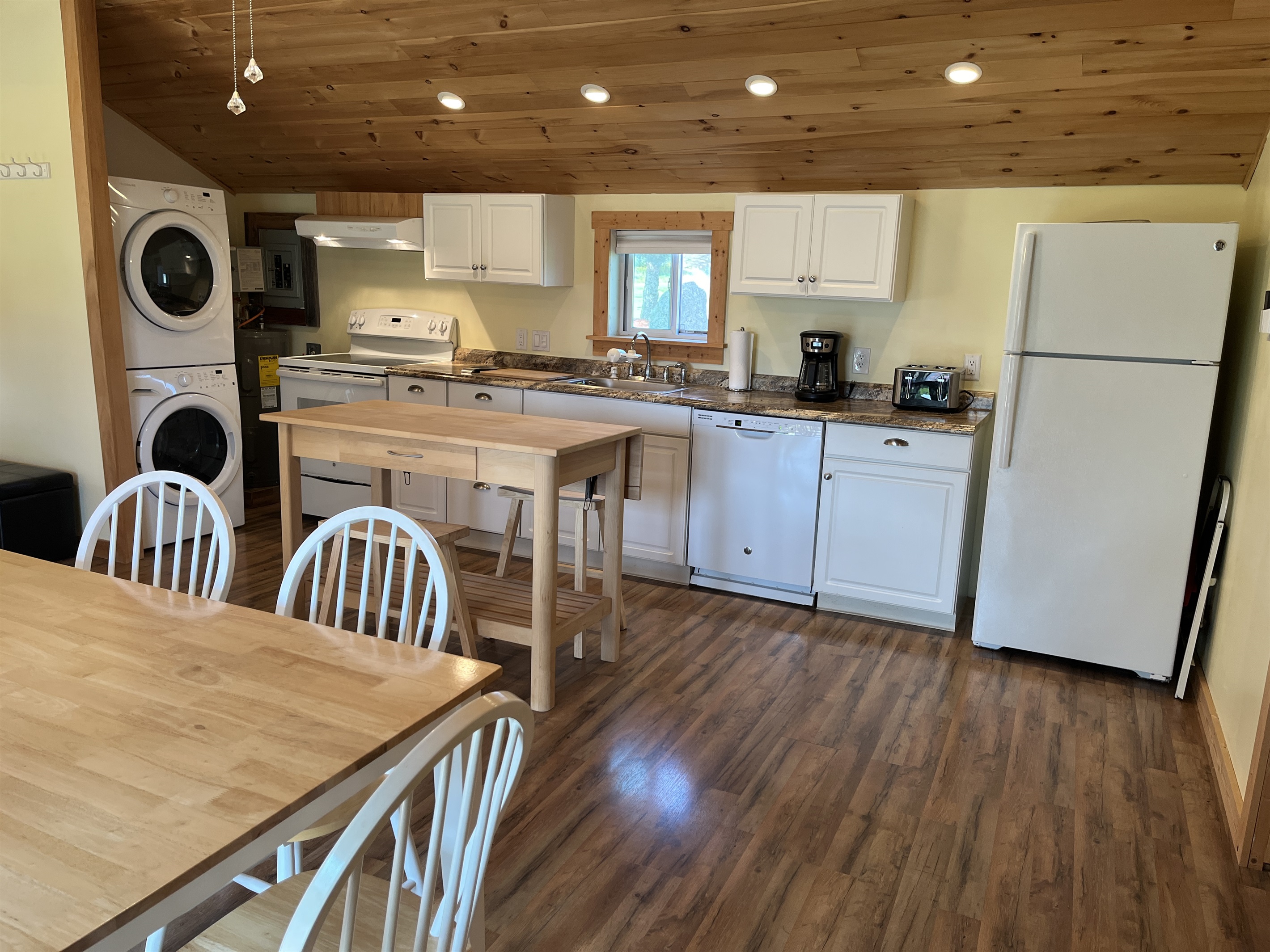 Kitchen w/ dishwasher