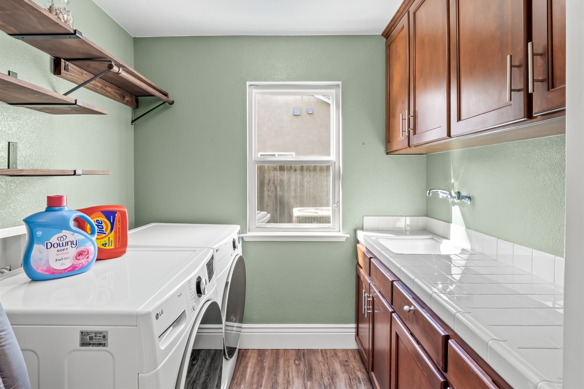 Full-Size Washer & Dryer
Perfect for longer stays, messy adventures, and pool days—keeping everyone fresh and comfortable.