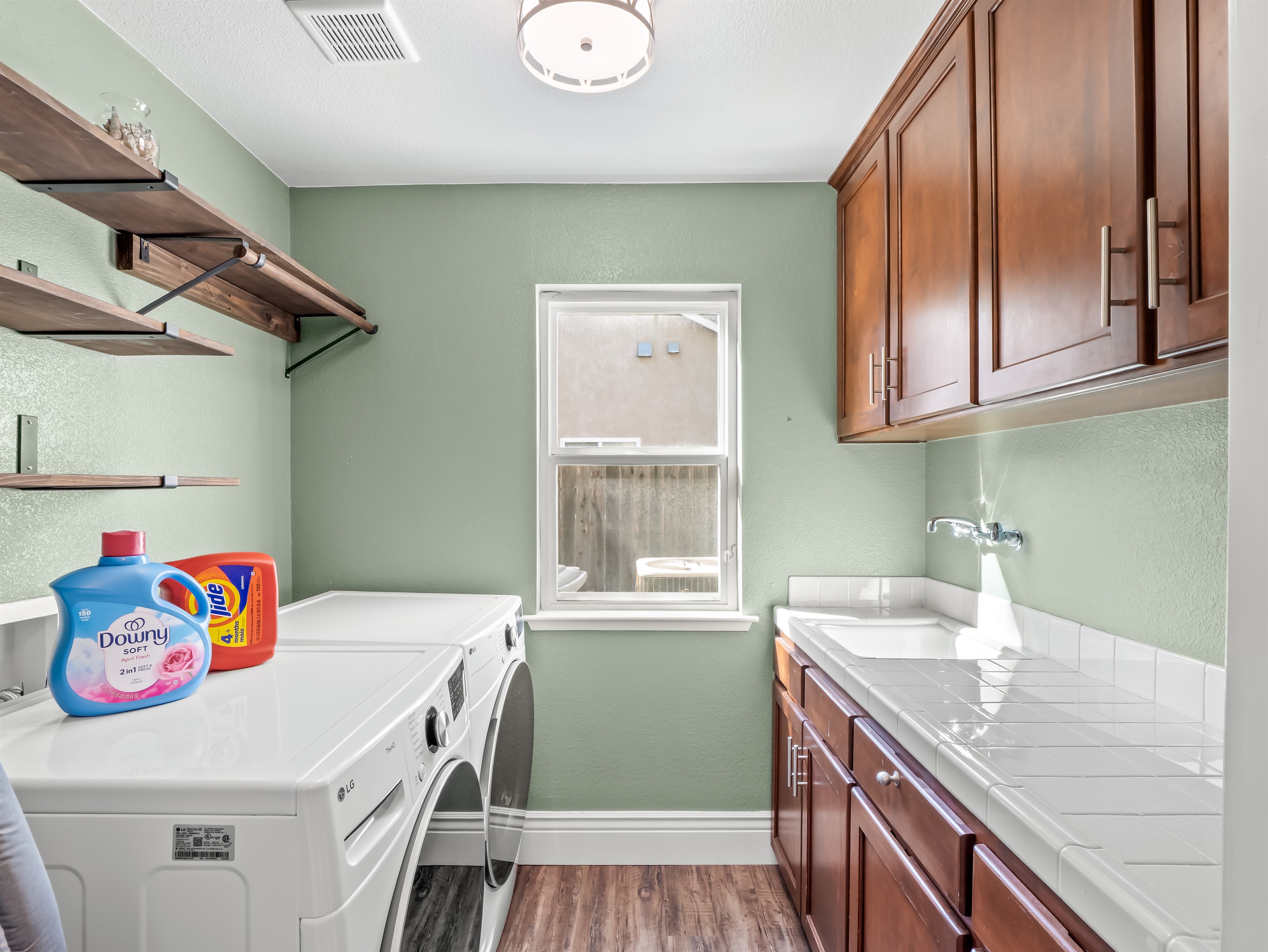 Full-Size Washer & Dryer
Perfect for longer stays, messy adventures, and pool days—keeping everyone fresh and comfortable.