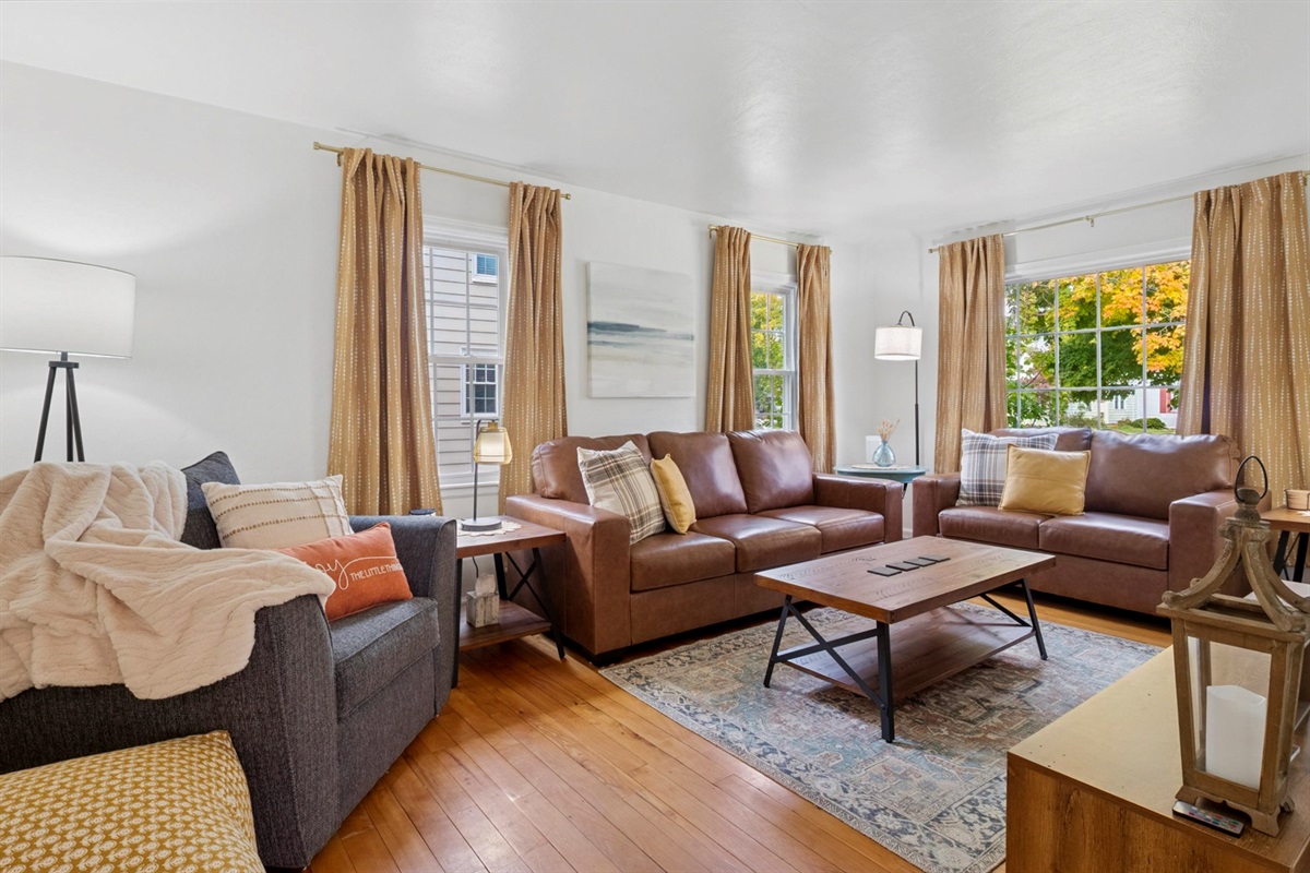 Cozy up in our South Bend guest retreat—65" smart TV, soft-glow lanterns, and plush couches set the scene. Just minutes from Notre Dame, perfect for game day or a relaxing movie night