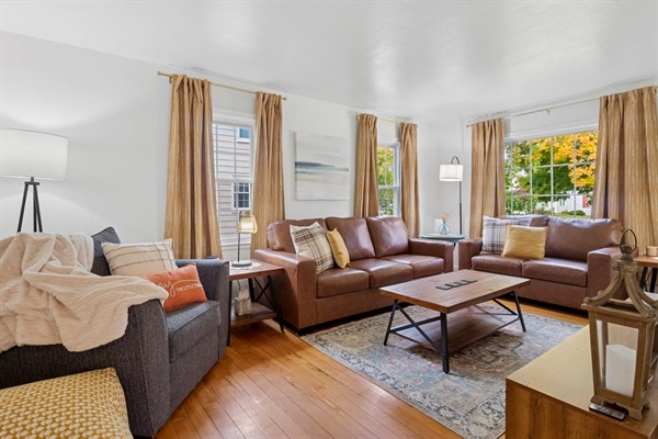 Cozy up in our South Bend guest retreat—65" smart TV, soft-glow lanterns, and plush couches set the scene. Just minutes from Notre Dame, perfect for game day or a relaxing movie night