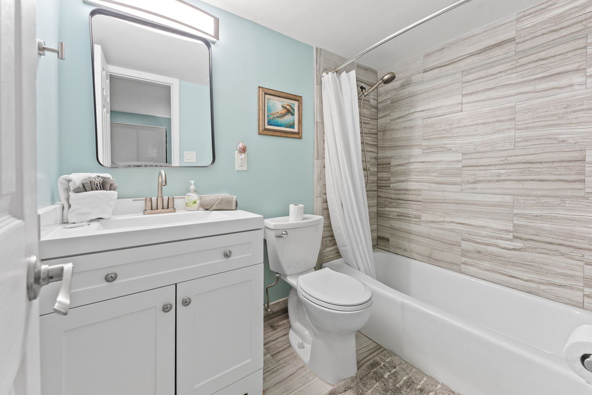 2nd Bathroom with tub/shower combo