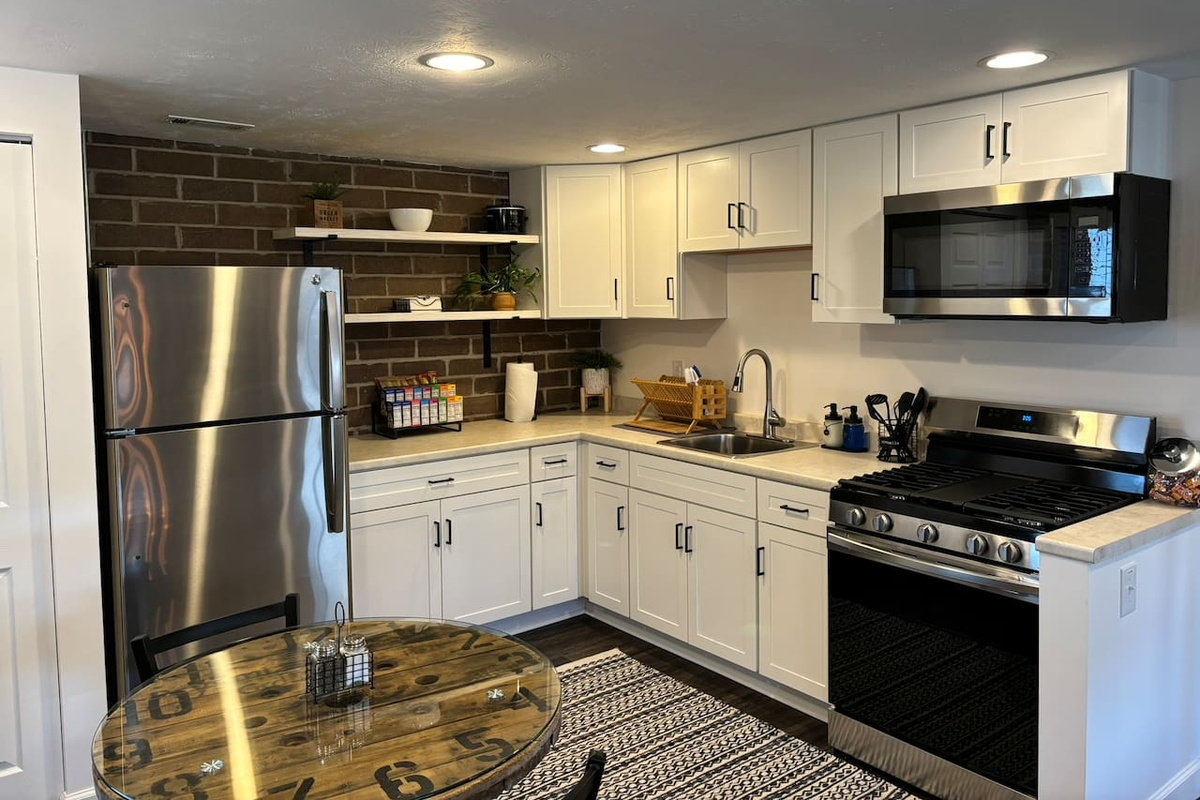 Full kitchen, including breakfast bar and unique clock-wheel dining table. Everything you need for a good home-made meal.