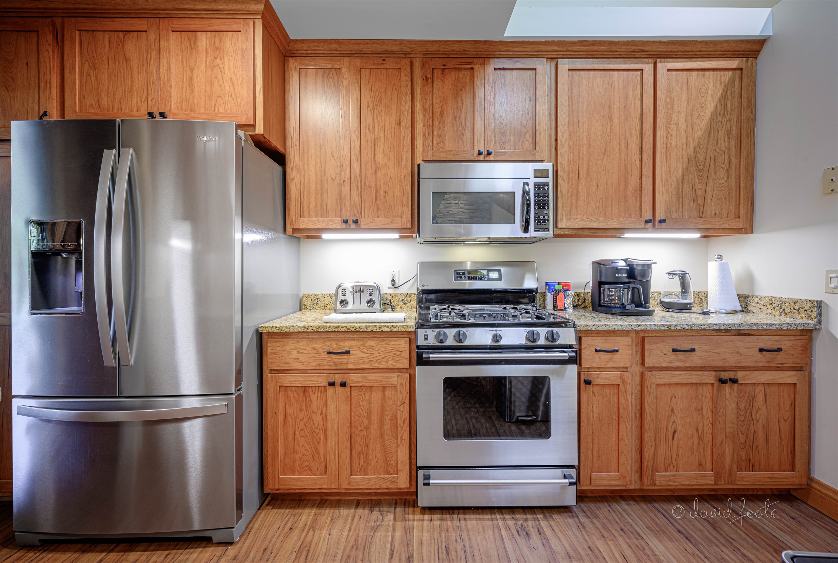 Fully equipped kitchen with modern appliances, as well as toaster and coffee maker