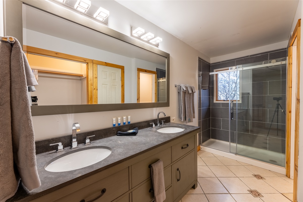 4th Floor En Suite Bathroom