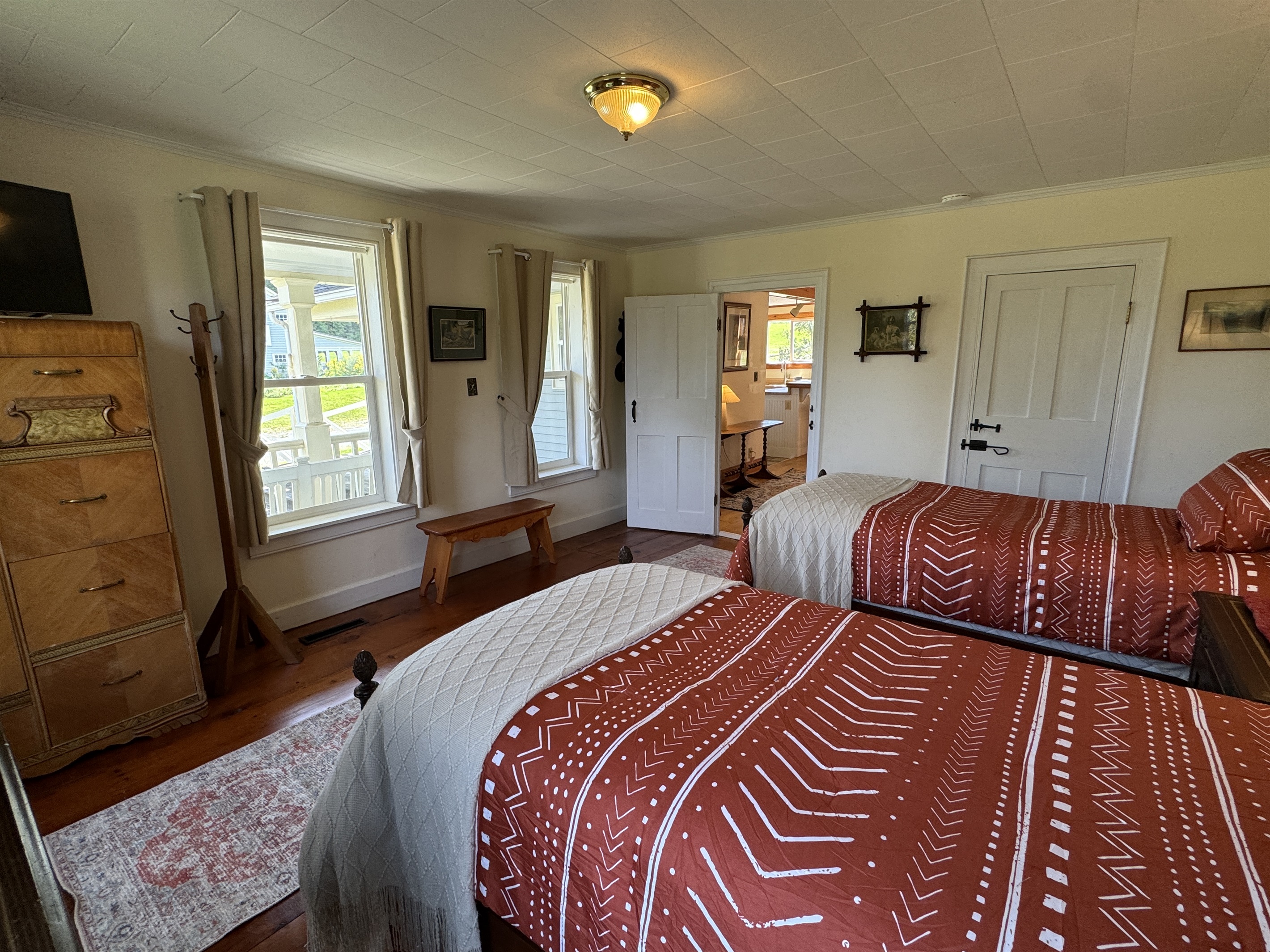 2 Twin beds off living room with TV
