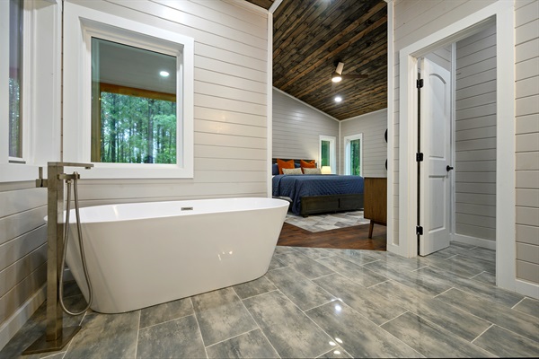 Soaking tub