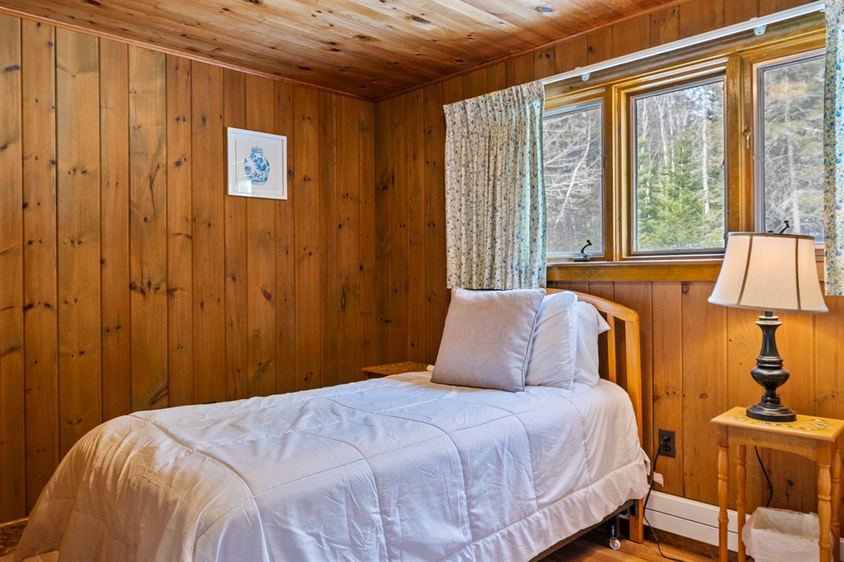 Twin Guest Room - Cabin Feel 