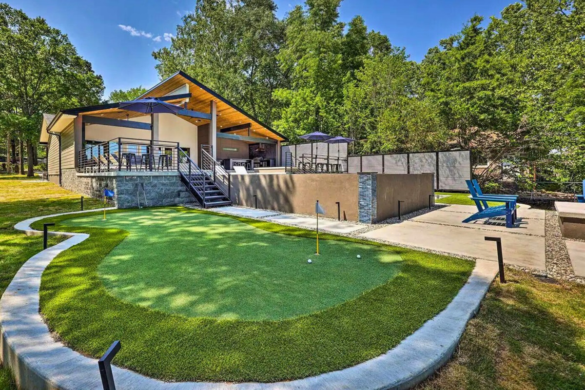 [Putting Green] Heading to Britz-Hamilton for a Bachelor Party? We have a Private Putting Green, So Fun for Everyone! 