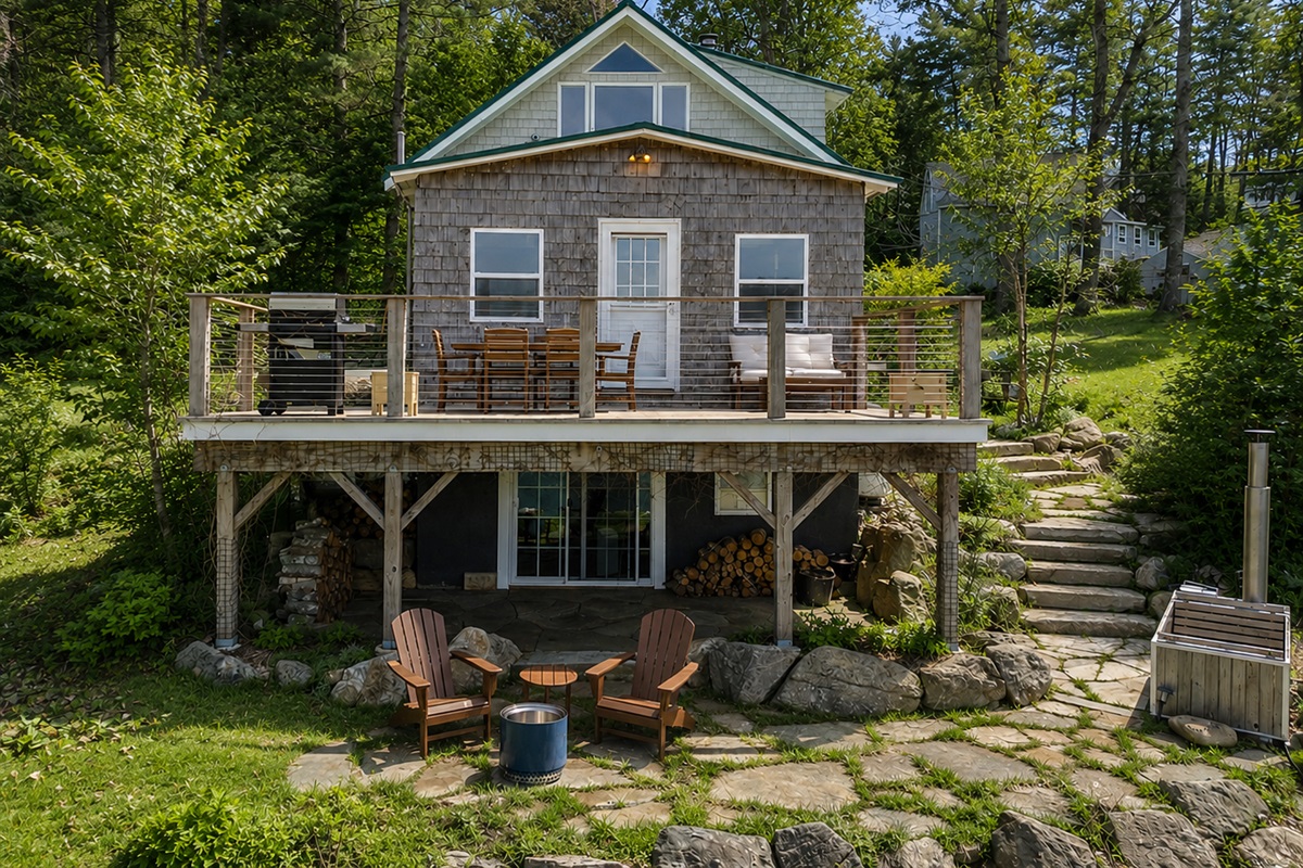 Large deck and lawn area to relax and enjoy the views 
