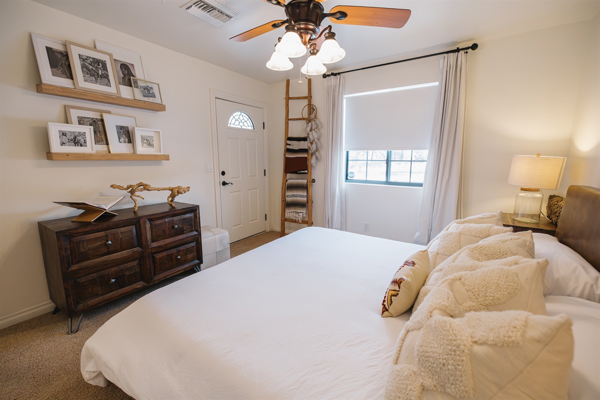 Serene en-suite bedroom with a plush king bed, cozy linens, and calming mountain décor. Designed for rest and relaxation, this Pinetop retreat is perfect for couples and families after a day of lakes, hiking, or skiing.