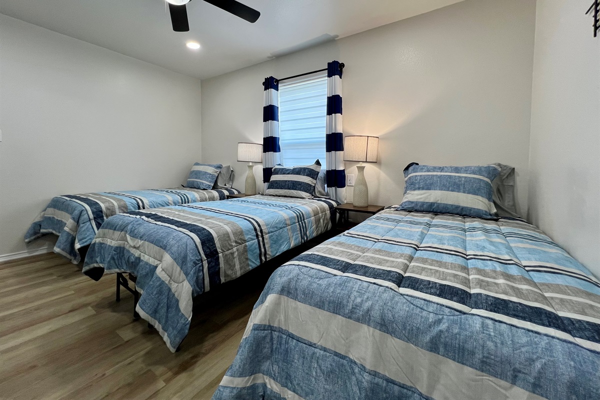 3rd bedroom - 3 twin beds (Smart TV!)