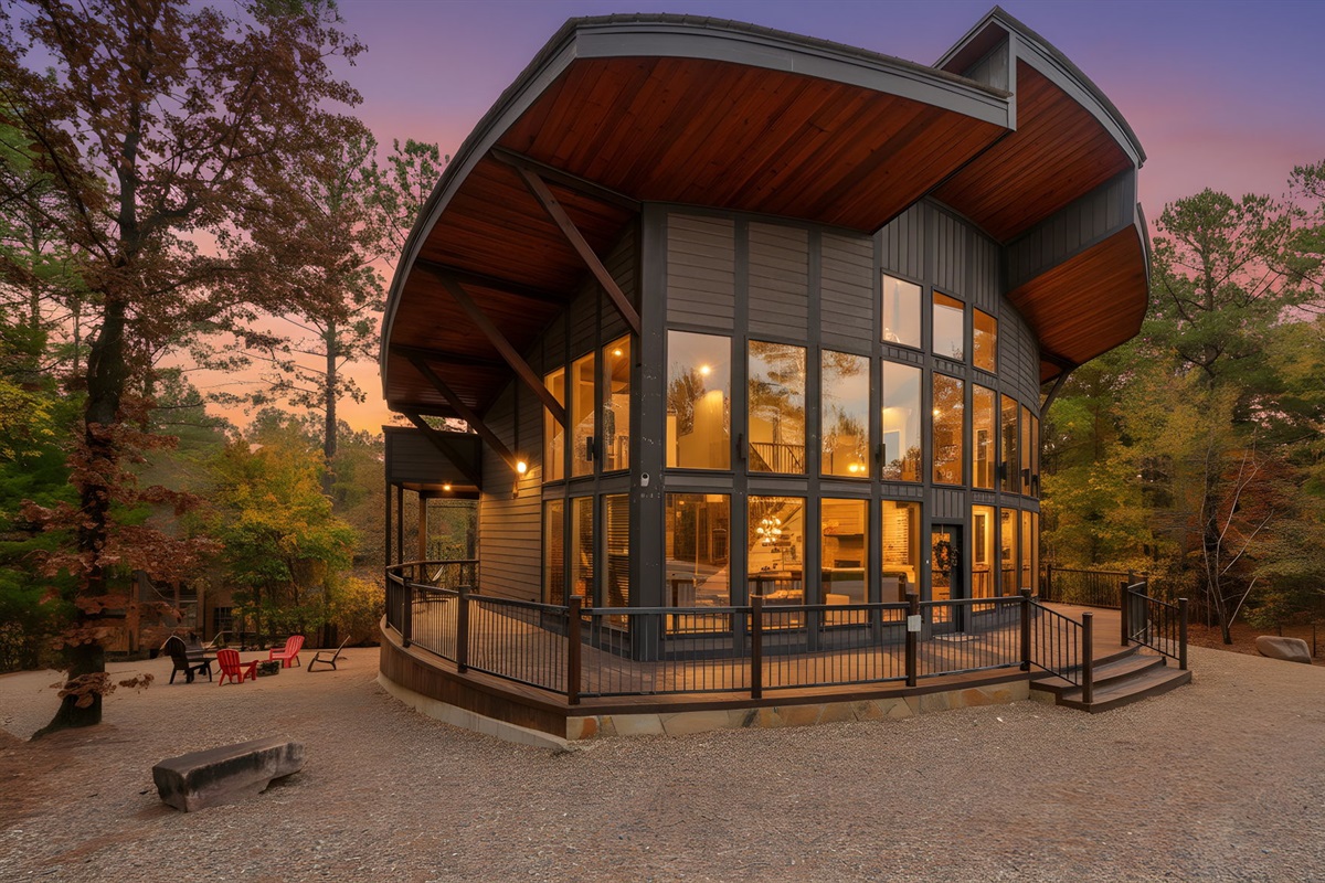 Plenty of space at Round Here Buzz 🌲 Pull right up and park close with room to spare. Head to the side or backyard and kick back with cornhole and evenings around the fire pit. Relax, spread out, and enjoy every moment of your Hochatown getaway 🔥✨ 