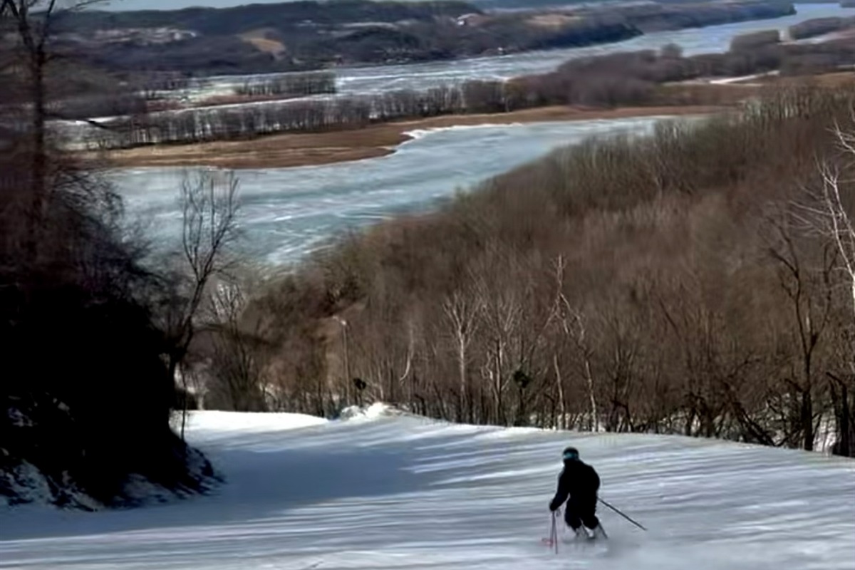 Great Skiing at Chestnut Mountain! 25 min away