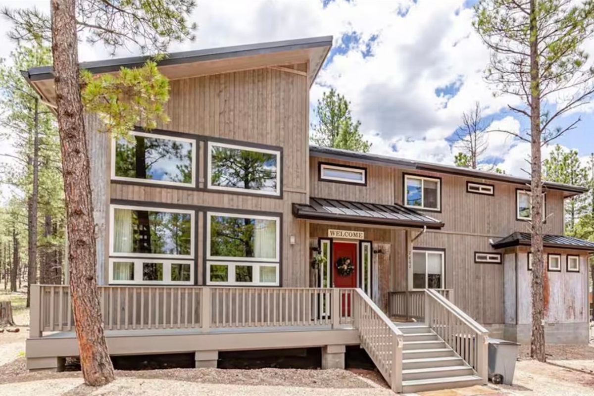 Owl&rsquo;s Nest Tall Pines Retreat. A spacious cabin surrounded by peaceful northern Arizona forest.