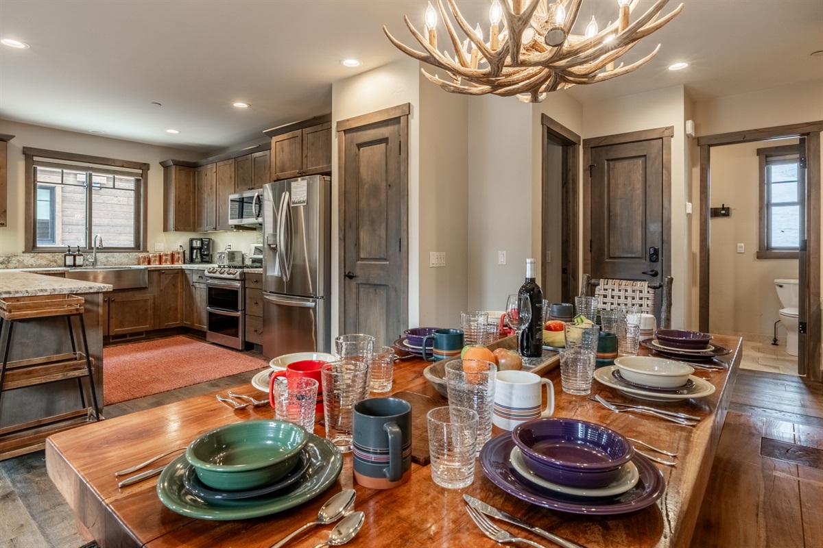 From handcrafted acacia dining table to raw granite counters, the flow feels natural and offers seating for a crowd—perfect for entertaining.