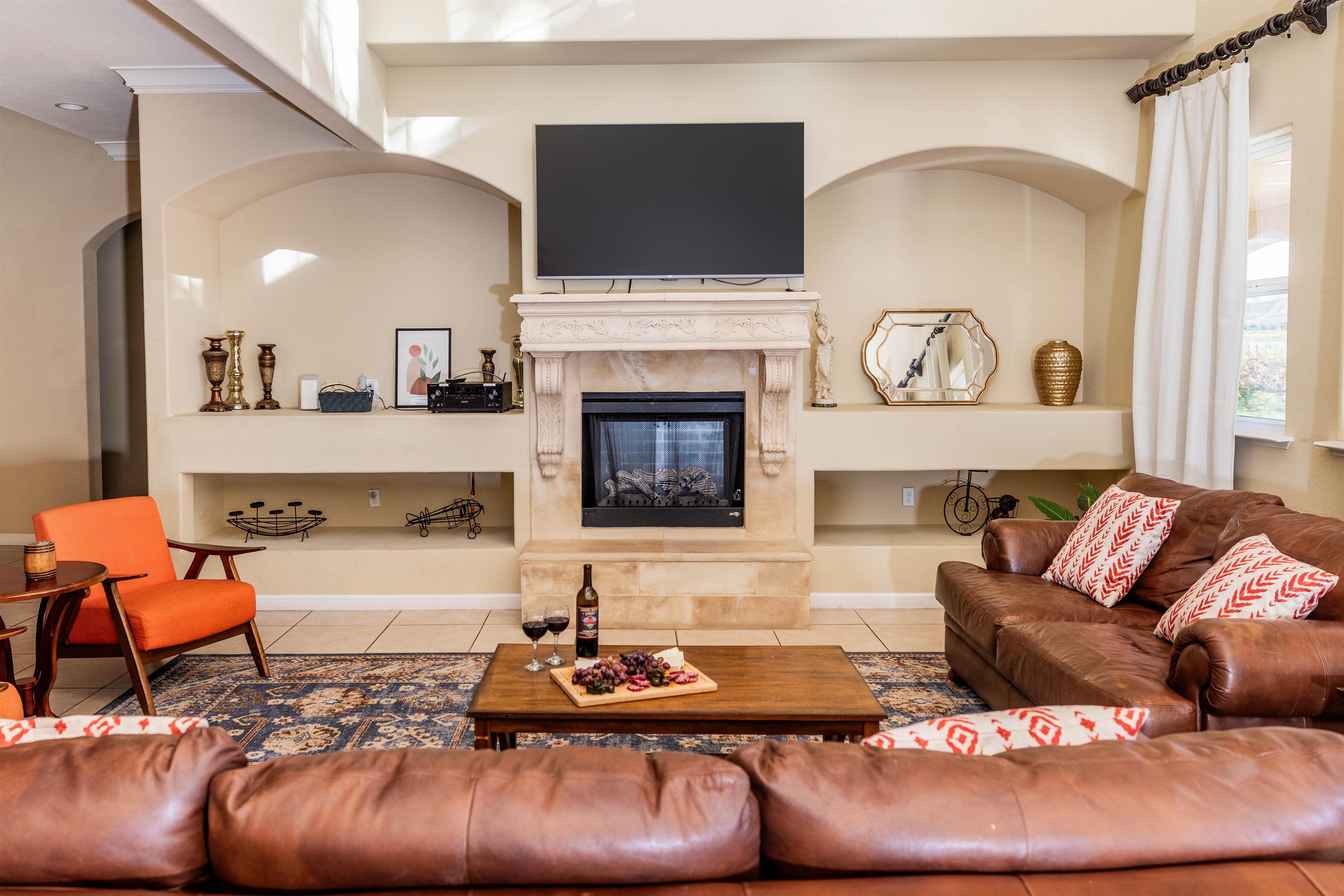 Cozy living room, great for hosting family gatherings, friends, and corporate retreats.