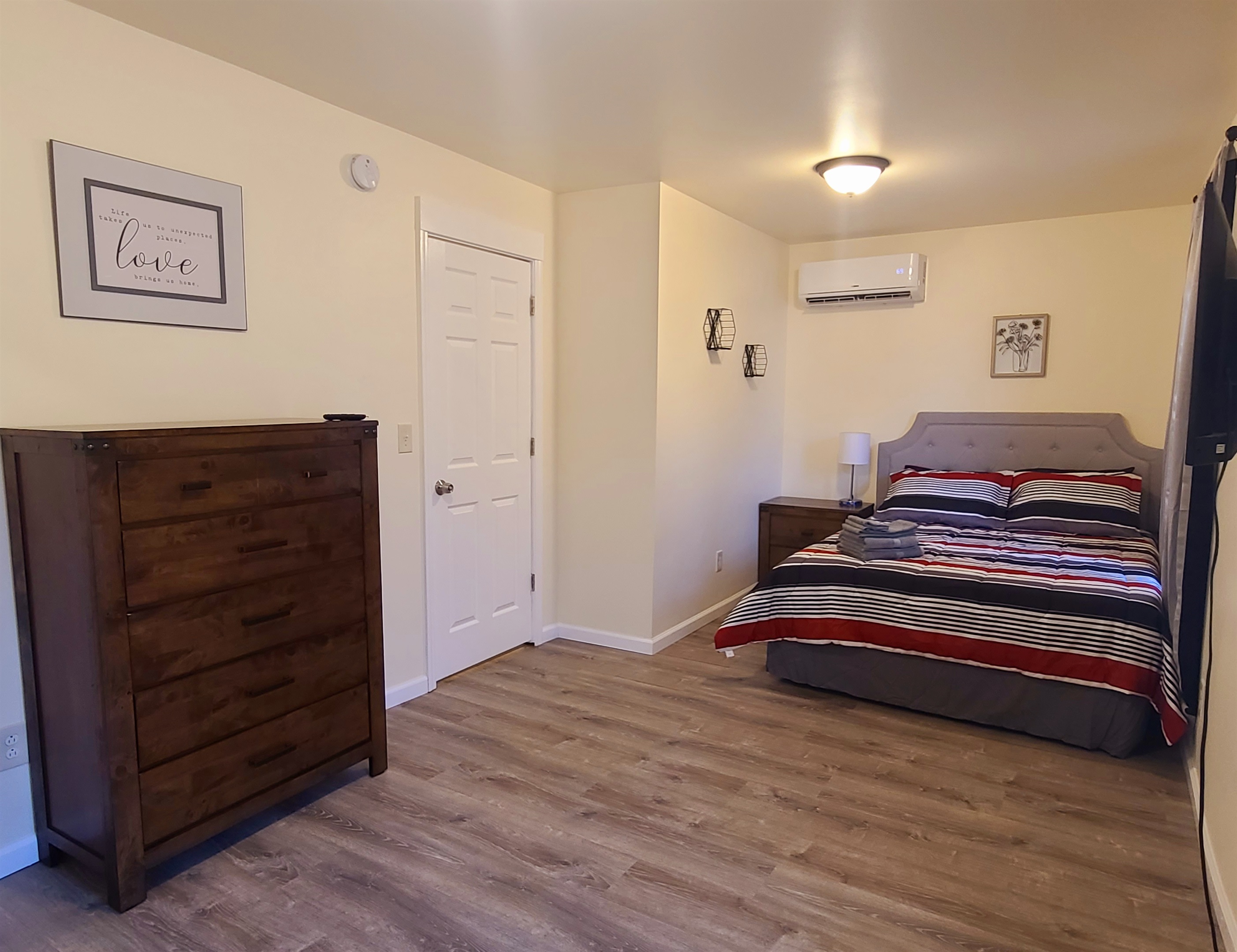 Queen bedroom #1 with SmartTV