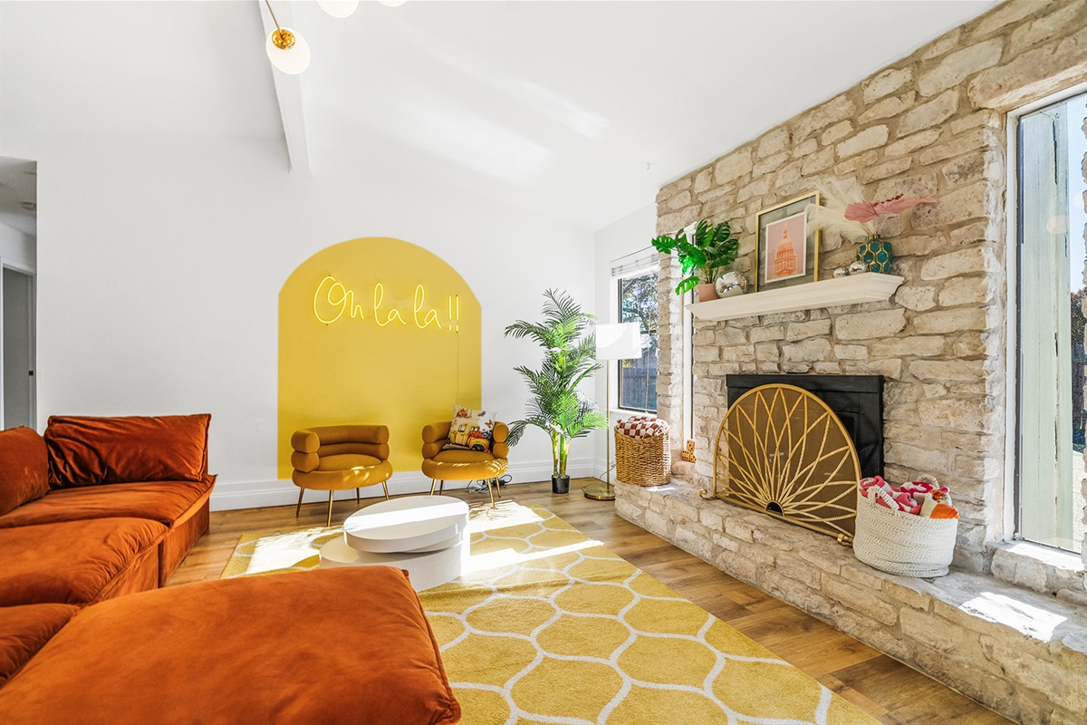 A sun-filled space 🌞, where modern decor and plush seating create the ultimate relaxation spot.