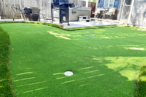 Practice your putting skills on the lawn, feel like a pro golfer!
