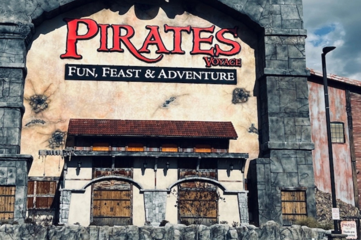 Dolly Parton, Pirates Dinner Theatre