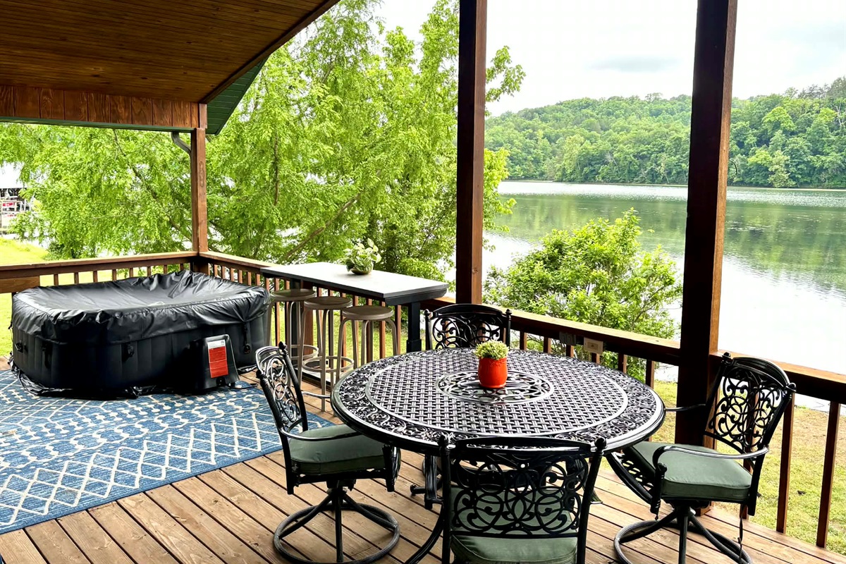 Hot tub on deck with views for miles!