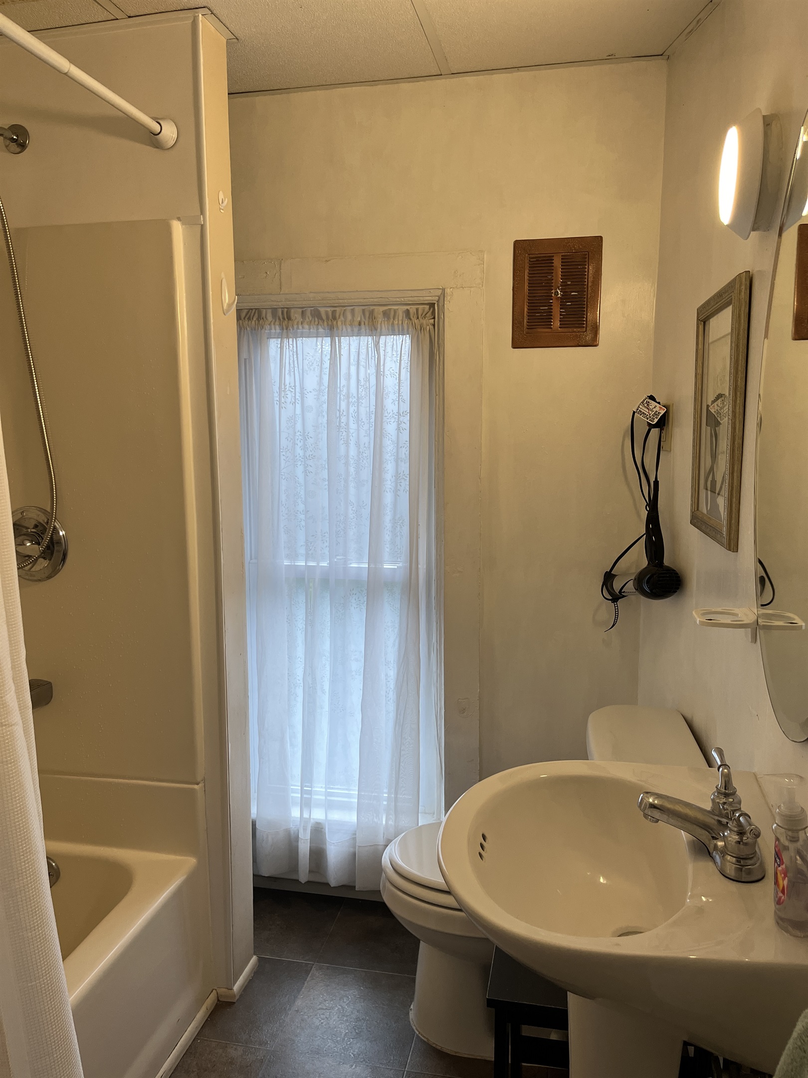 2nd floor bath with tub/shower