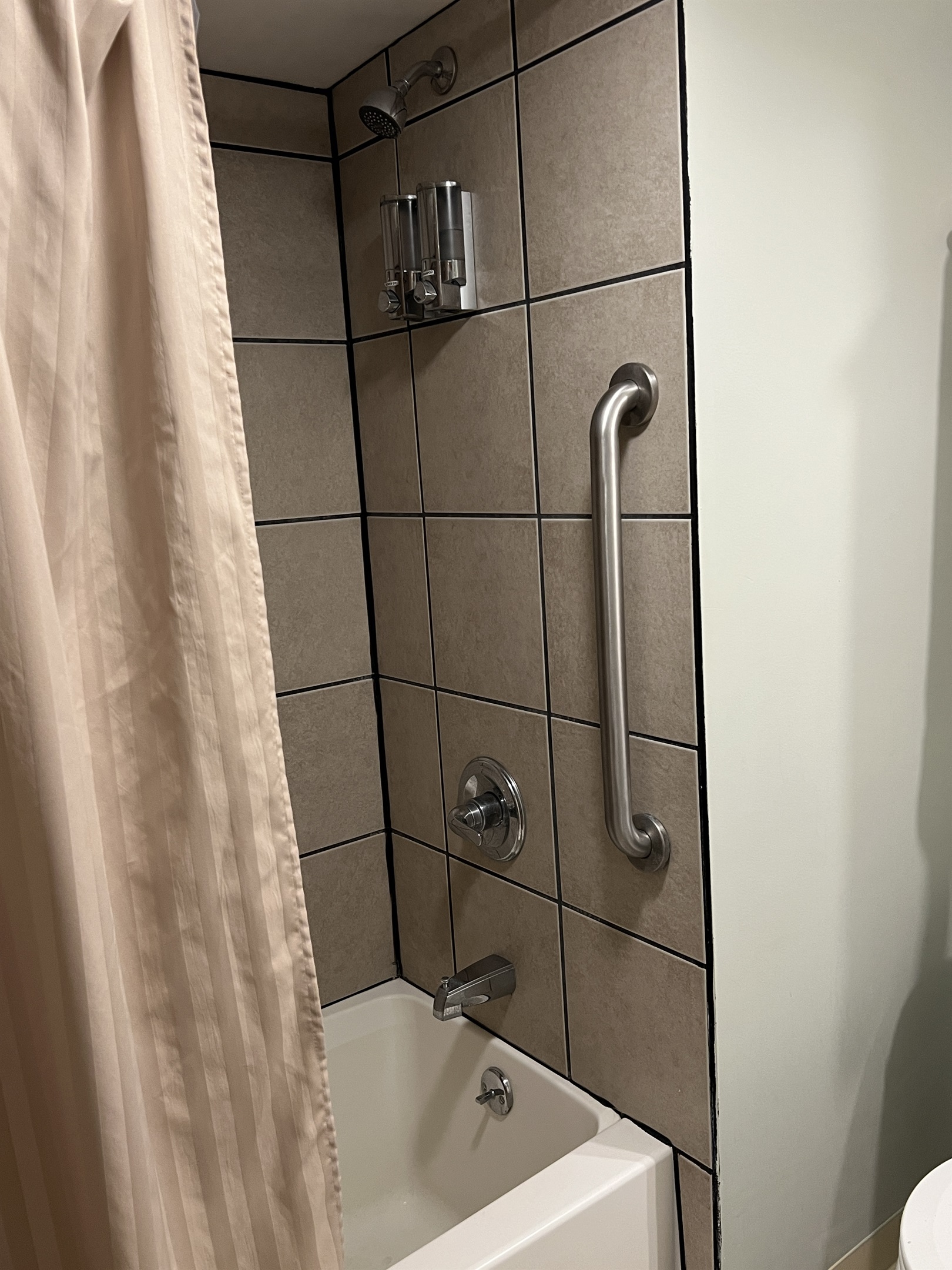 Queen #2 ensuite bath with tub/shower