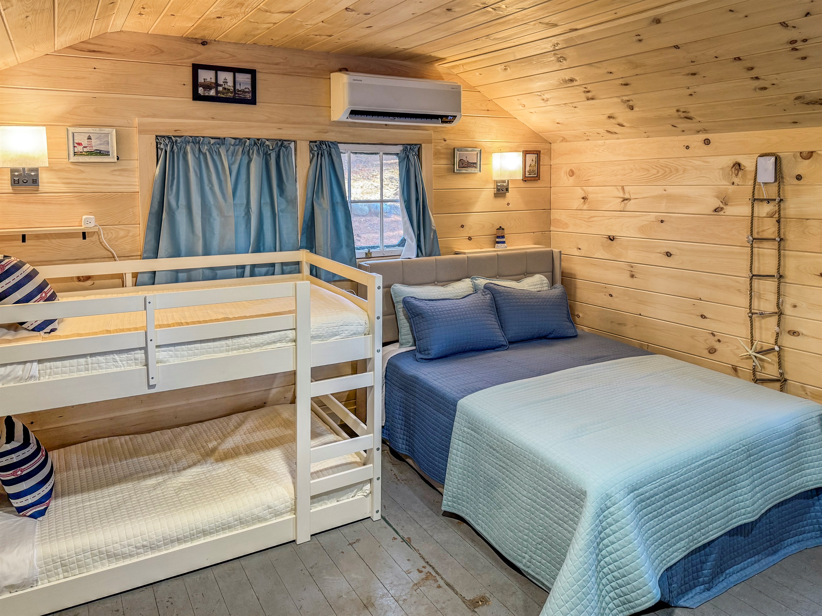 Full bedroom with 1 Queen Bed, 2 twin beds