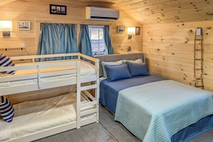 Full bedroom with 1 Queen Bed, 2 twin beds