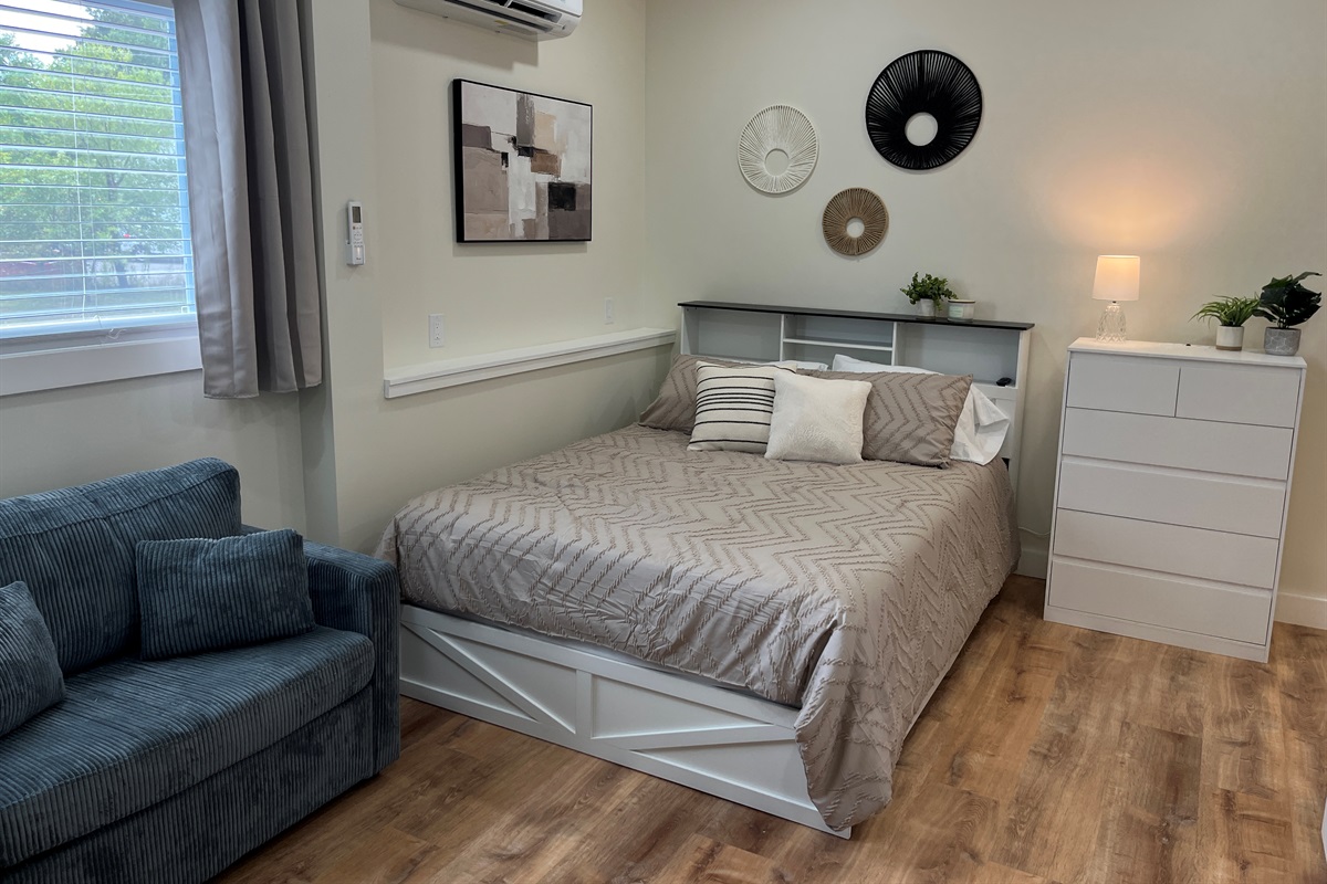 Queen bed in studio sleeping area