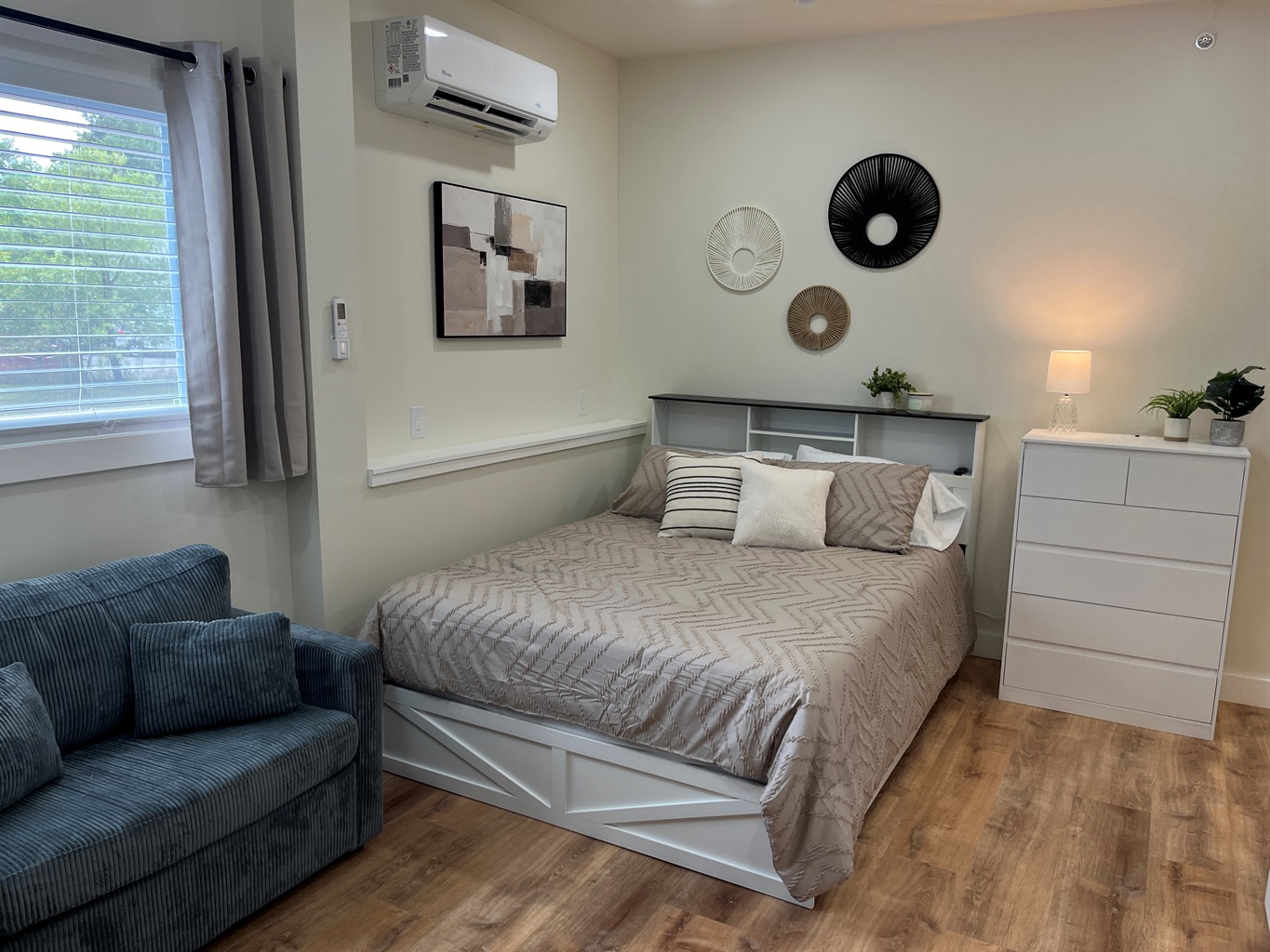 Queen bed in studio sleeping area