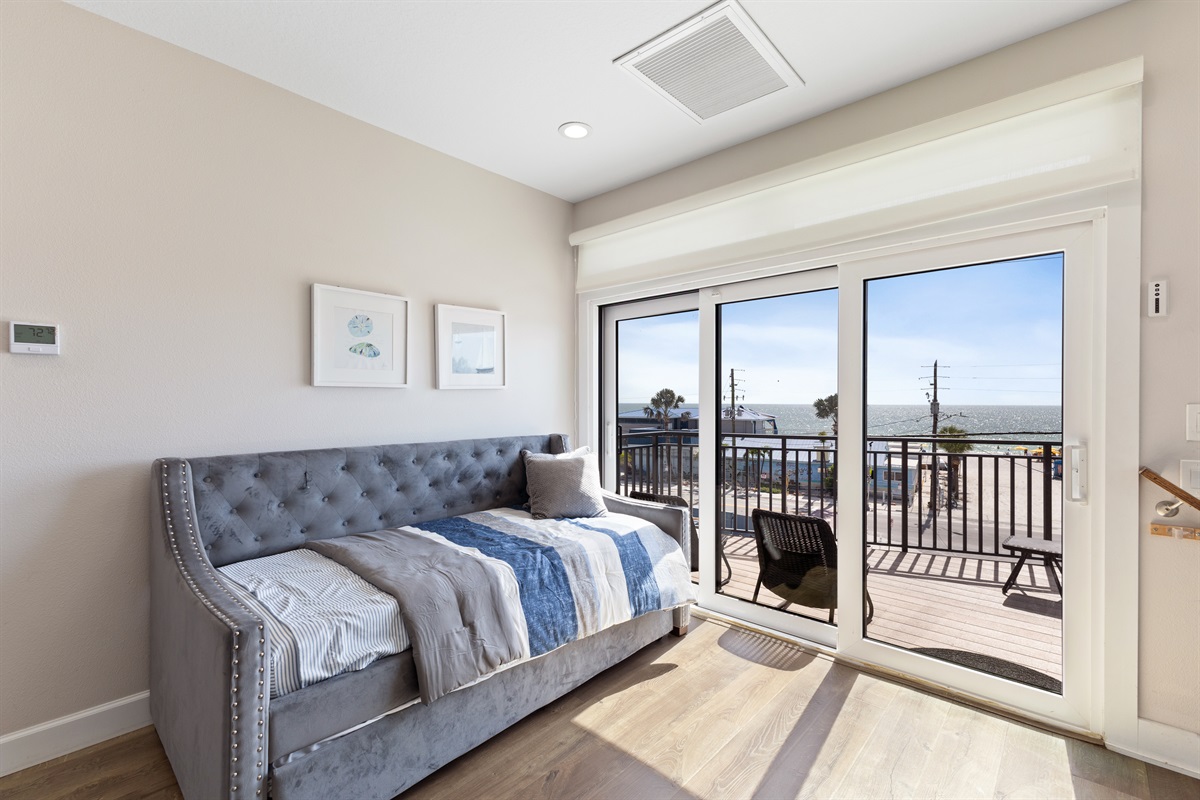Trundle Bed upstairs loft, Sleeps 2