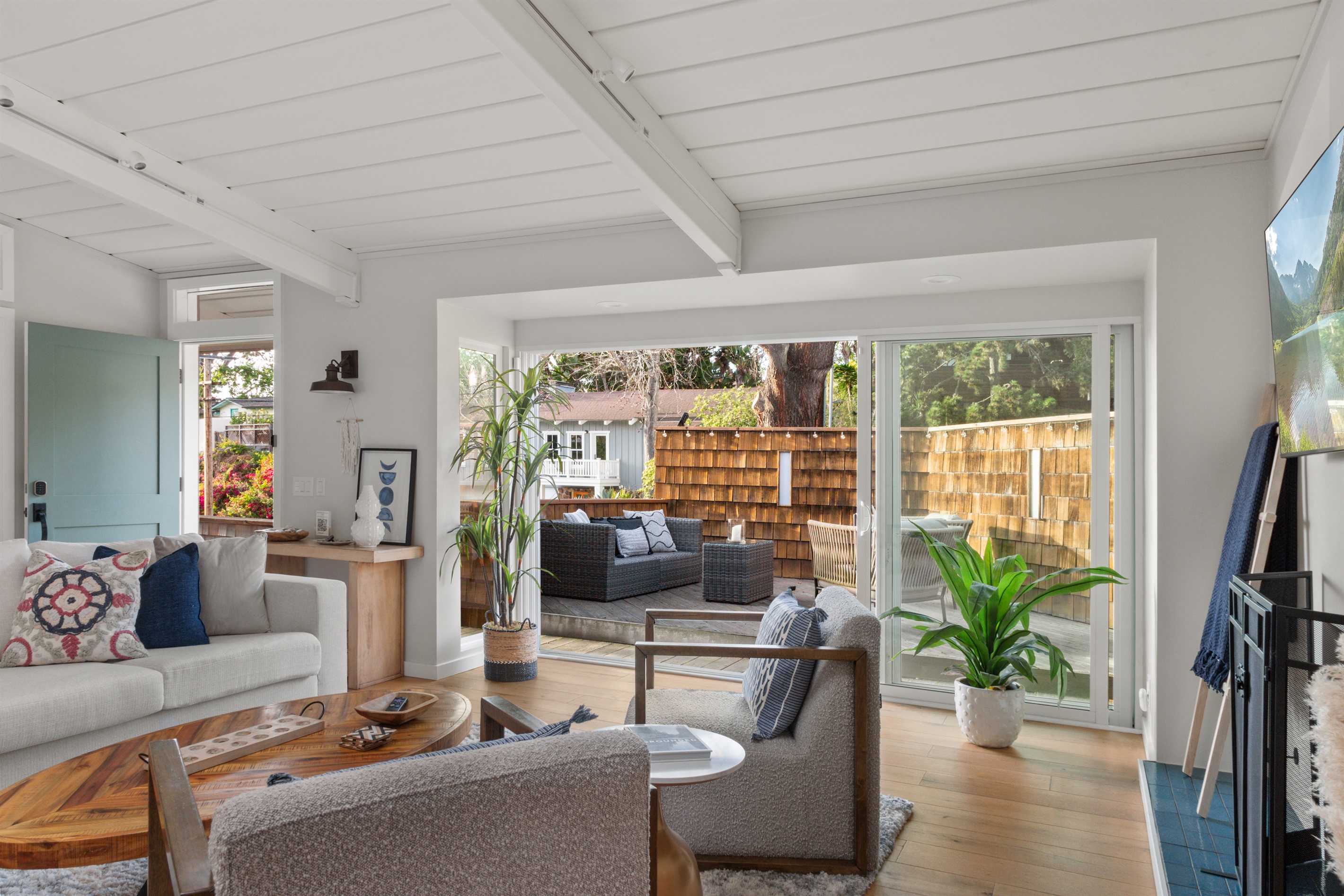 Indoor-outdoor living space 