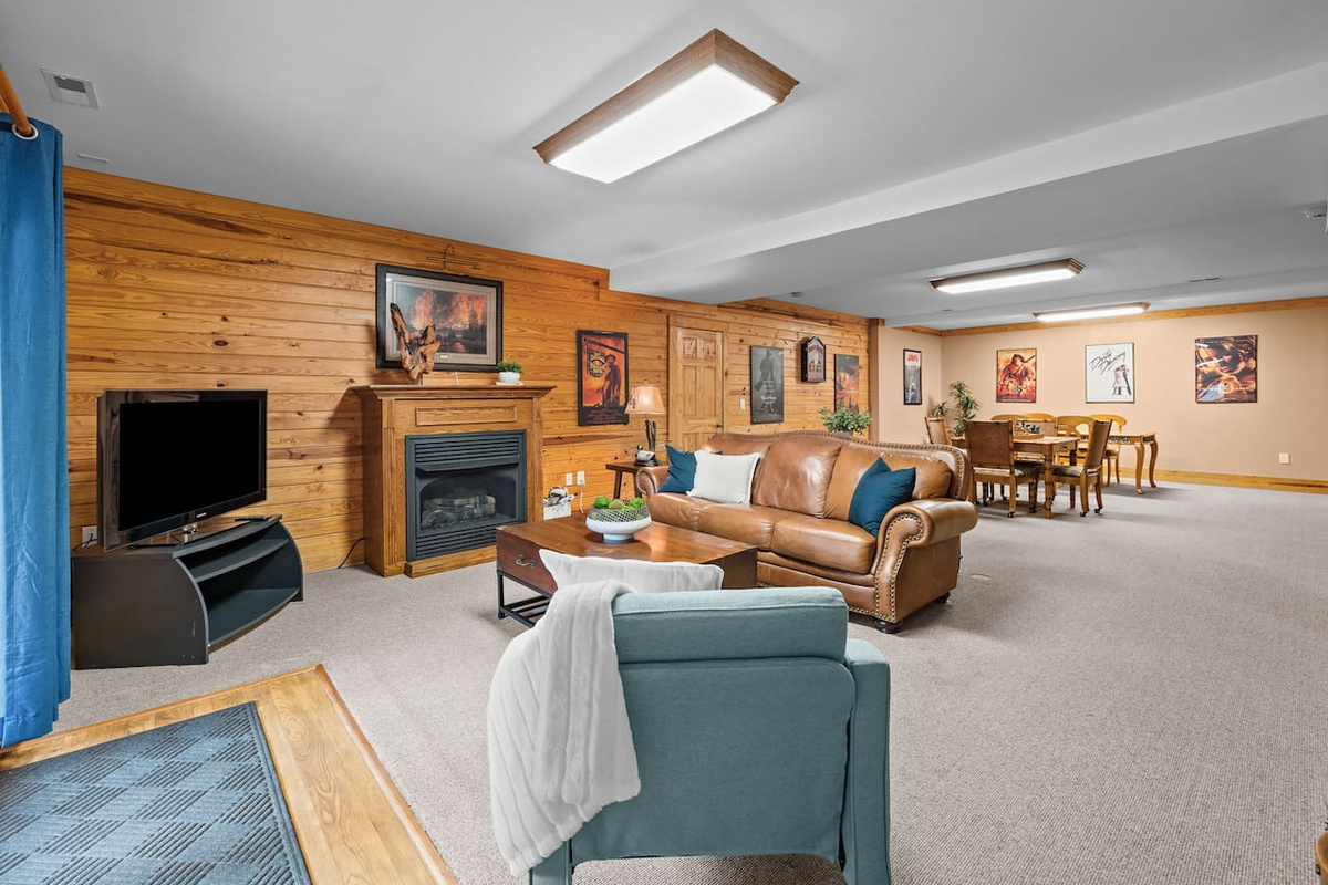 Lower level of the cabin 